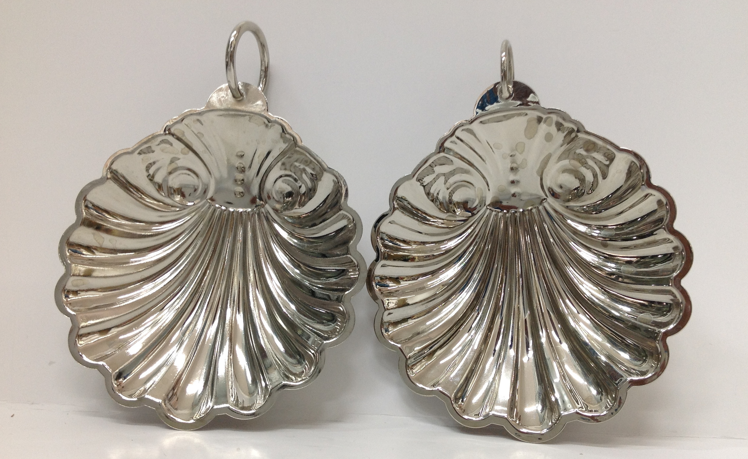 CONCHA PARA BAUTIZO DE LATÓN CON BAÑO DE NÍQUEL