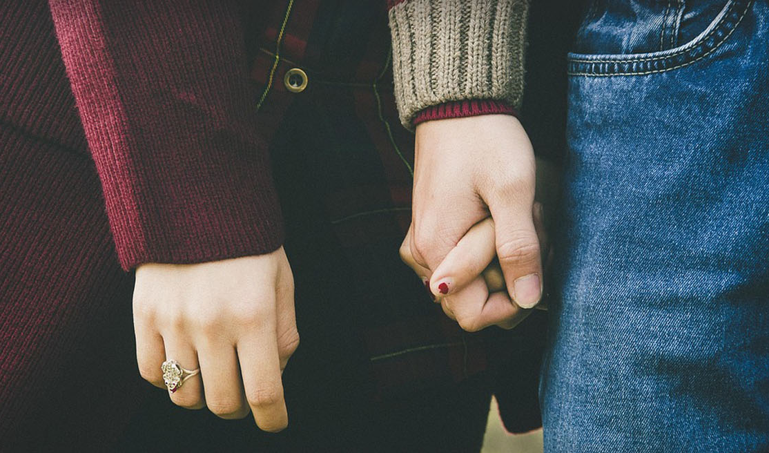 A hand holdі a hand.