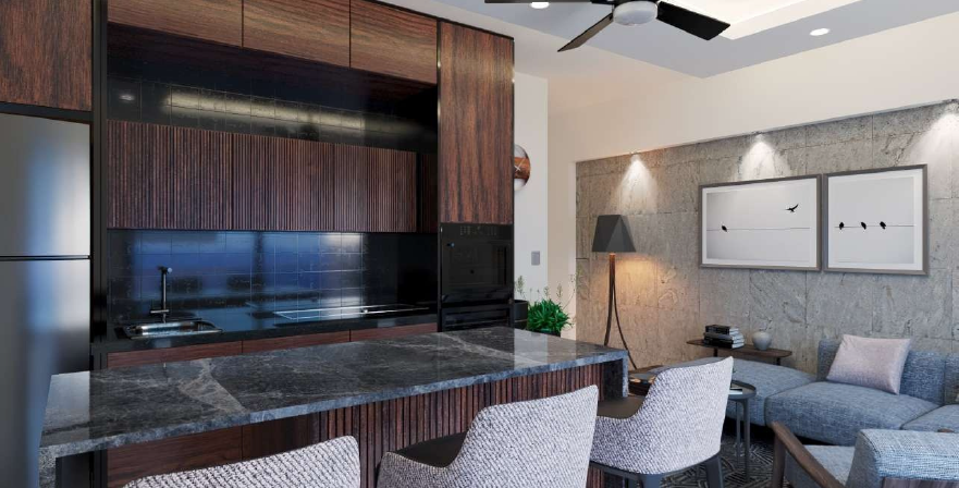 Sala moderna con chimenea encendida, sofás blancos, cojines naranjas, plantas verdes y grandes ventanales.