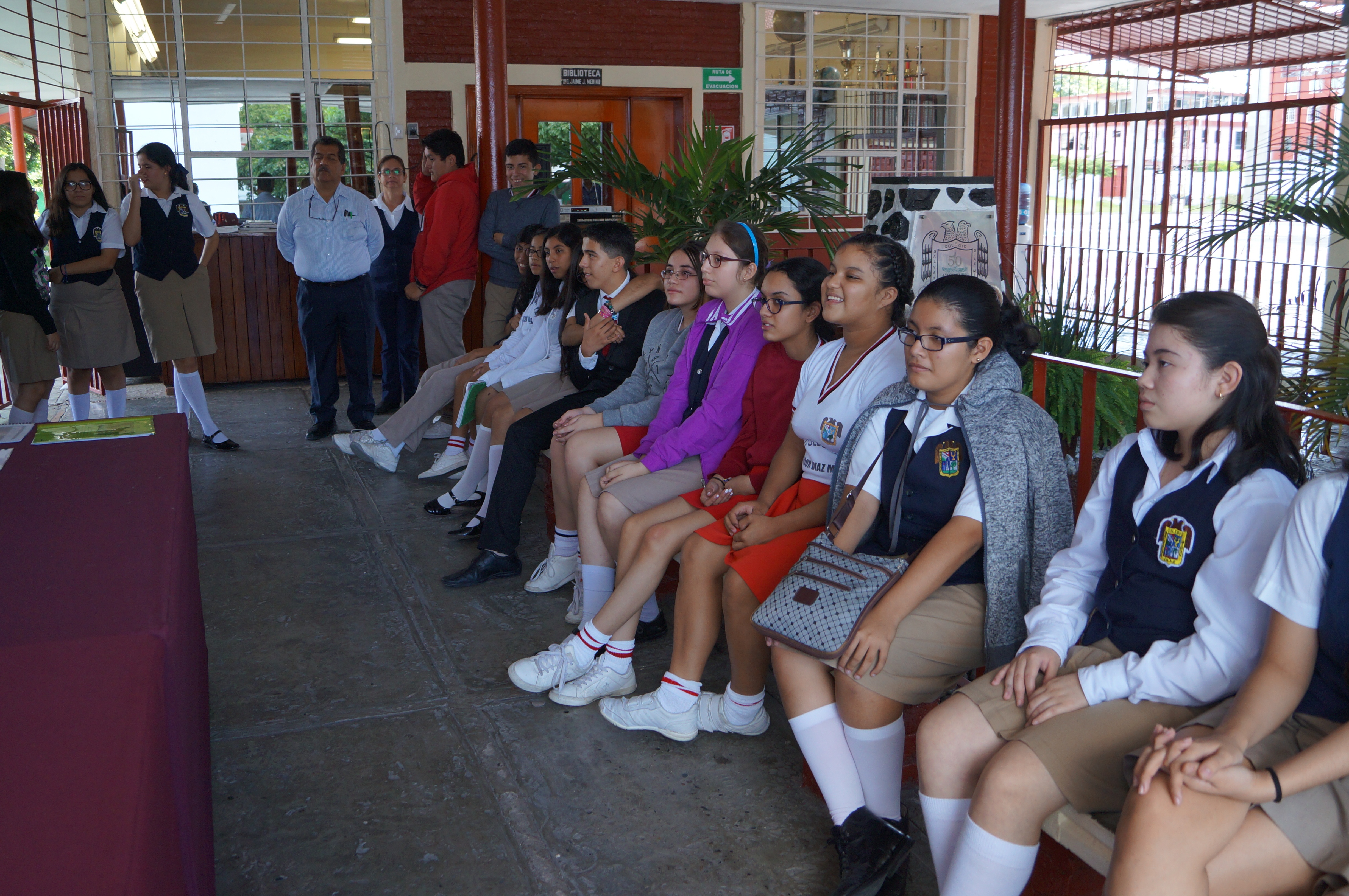 ALUMNOS DE BACHILLERATO EN EXPOSICIÓN DE TRABAJOS SOBRE LA ÉTICA