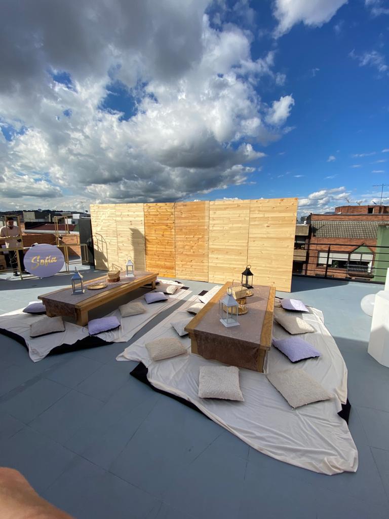 1 Mesa Rectangular color Blanco
2.20m x 1.04 por 90.000
10 cojines 50.000
6 Mantas 25.000
2 Camino de Mesa 20.000
Precio Combo
Alquiler $ 160.000