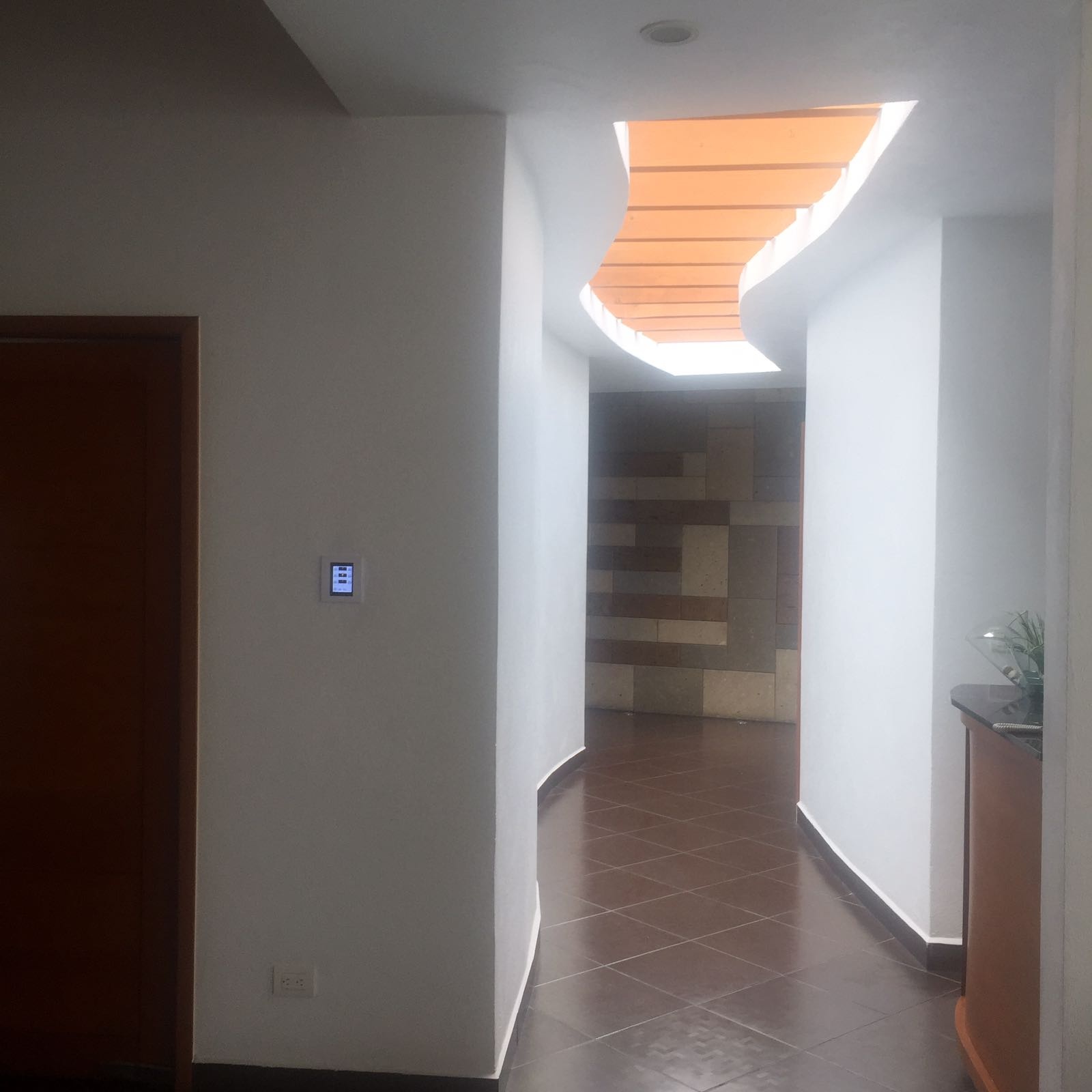 Automatización de Luminarias y alarma de seguridad con contactos en accesos.