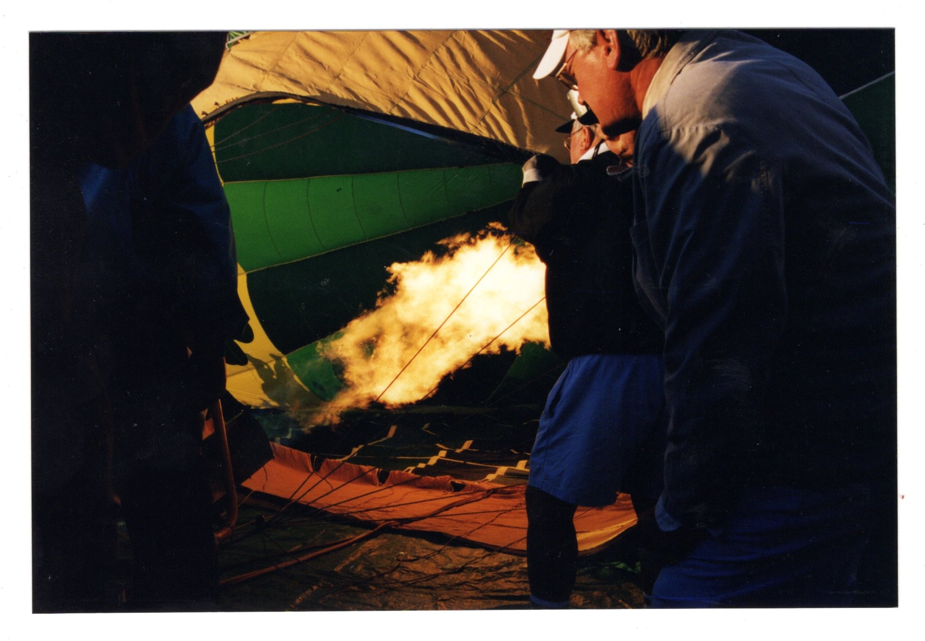https://0201.nccdn.net/1_2/000/000/11b/d51/hot-air-balloons--30--1902x1320.jpg