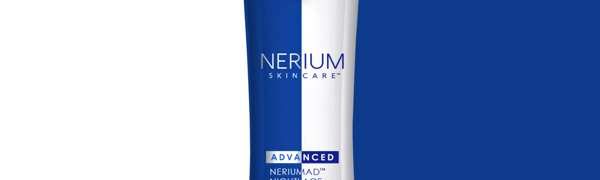 Productos de cuidado de la piel Nerium con flores rosas en un fondo luminoso.