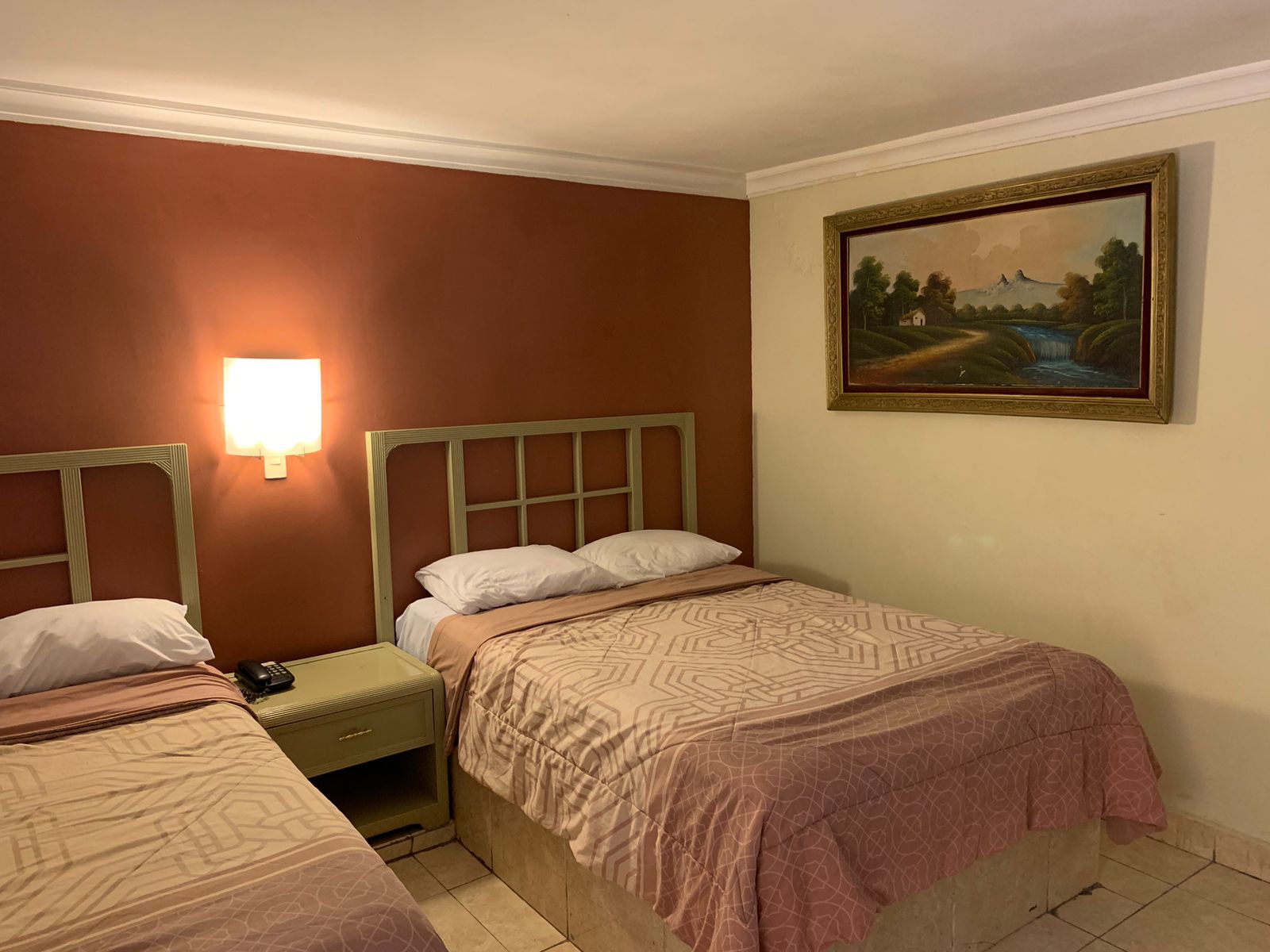 Corner room with a single bed