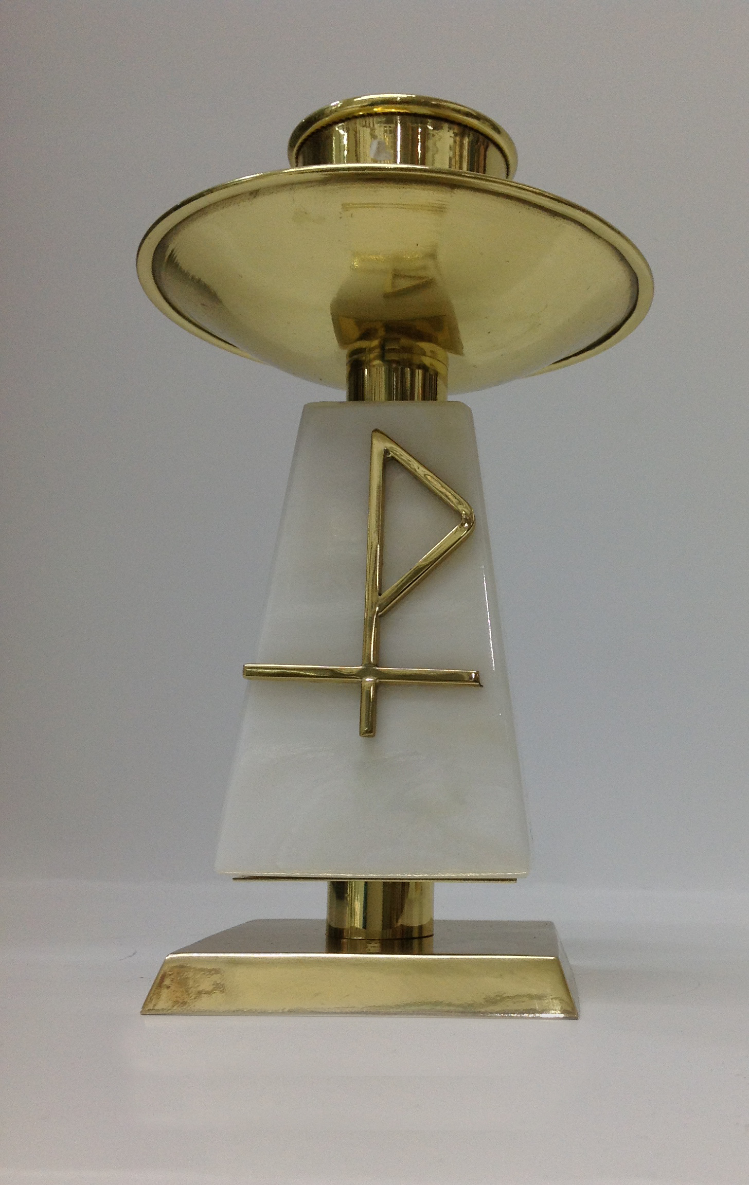 CANDELERO BASE DE ONIX Y LATÓN DE 2" Y 1 1/2"

preguntar por existencias.