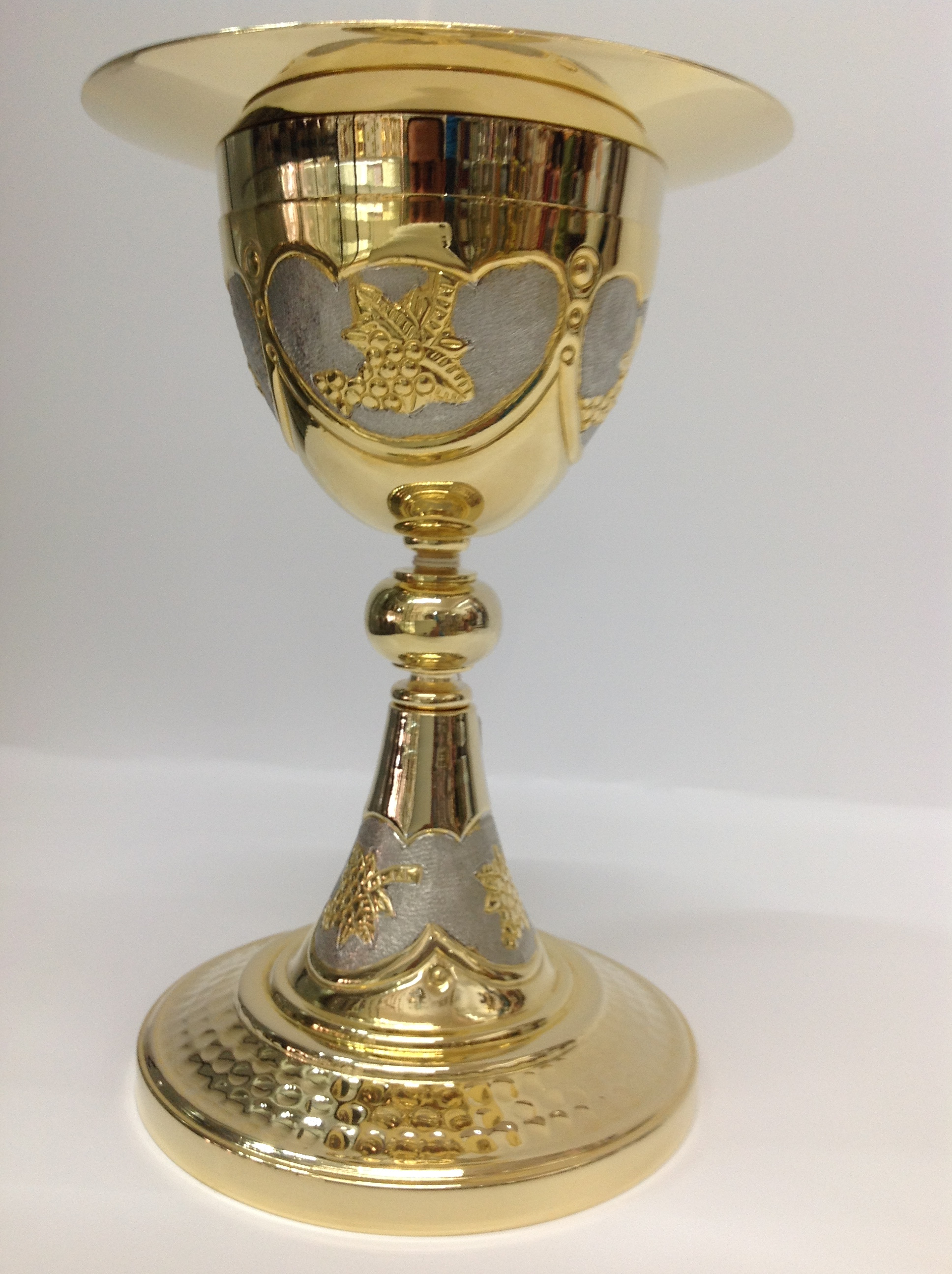 CALIZ EN CHAPA DE ORO COMBINADO EN DISEÑO DE UVAS

preguntar por existencias.