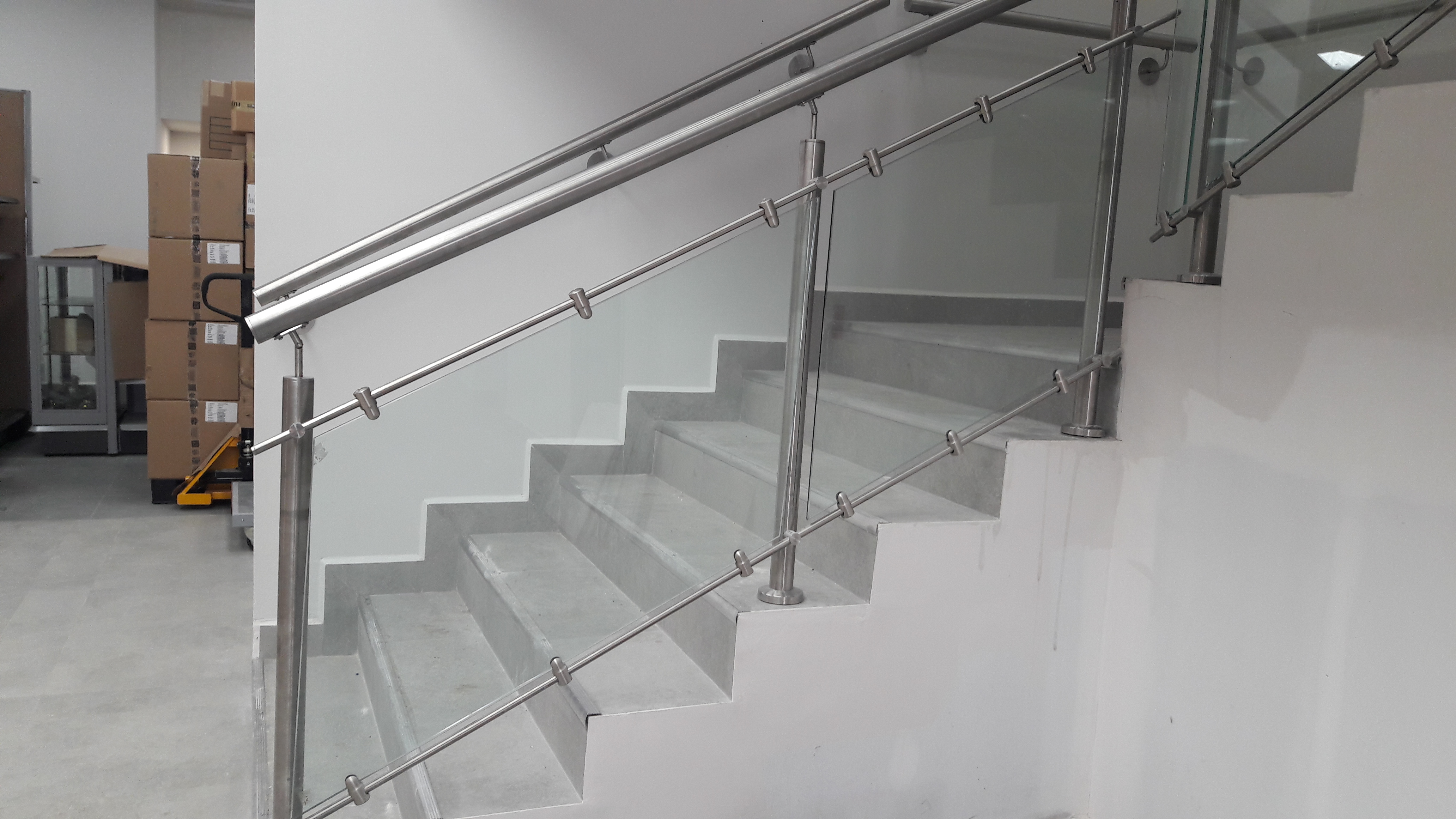 Barandal de acero inoxidable y vidrio en EKT Oaxaca.