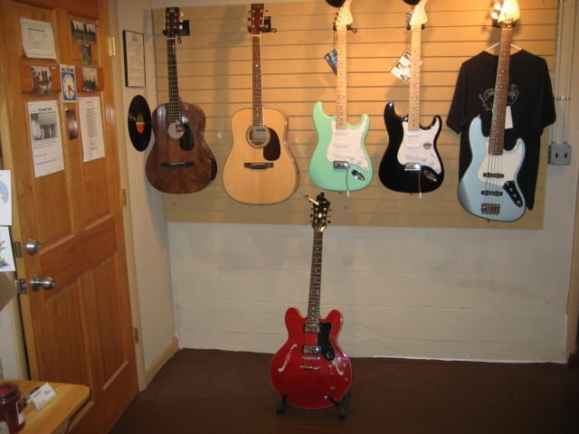 https://0201.nccdn.net/1_2/000/000/11d/aea/Guitar-showroom-a--640x480--640x480.jpg