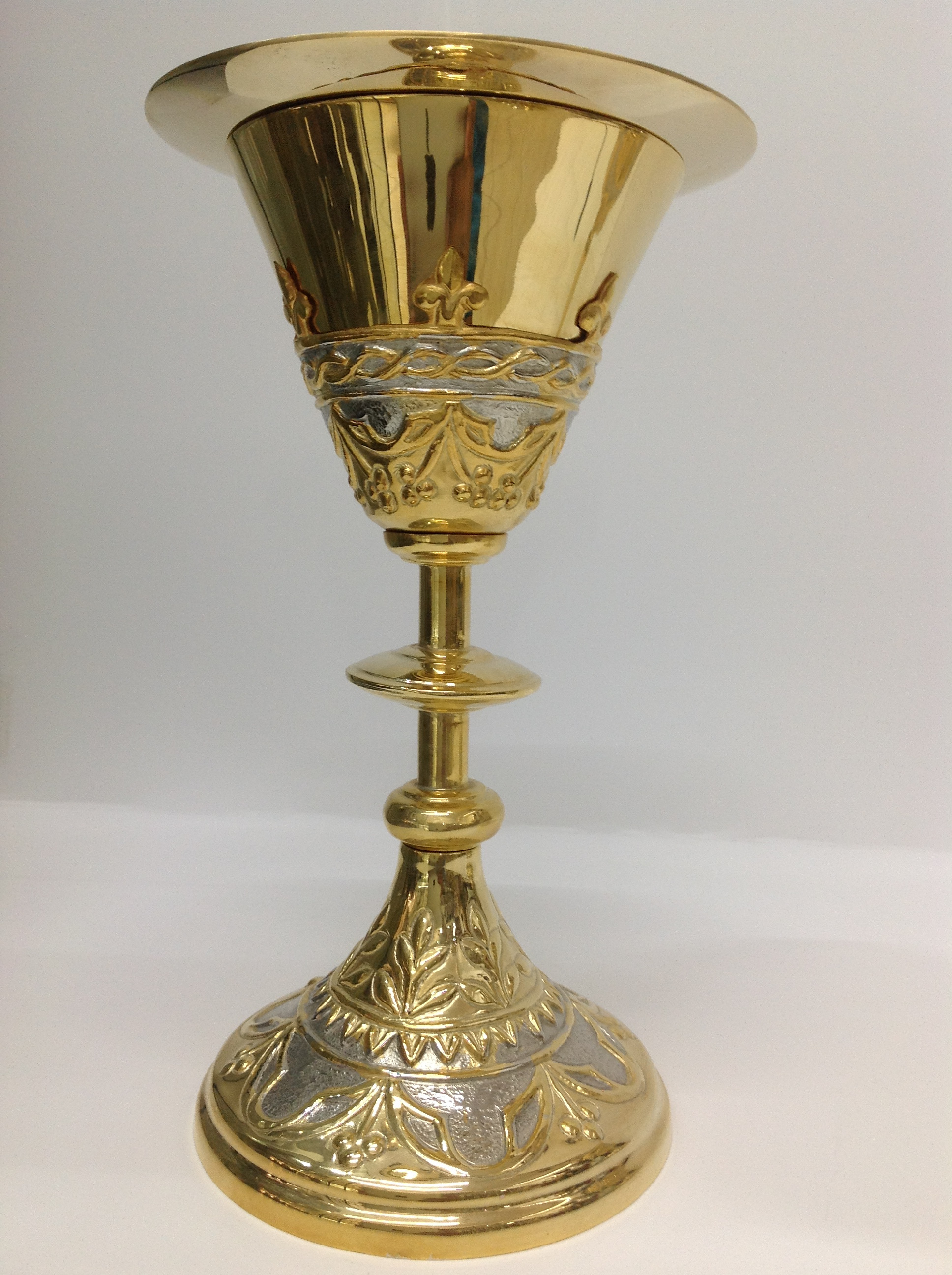 CALIZ EN CHAPA DE ORO DISEÑO COMBINADO

preguntar por existencias.