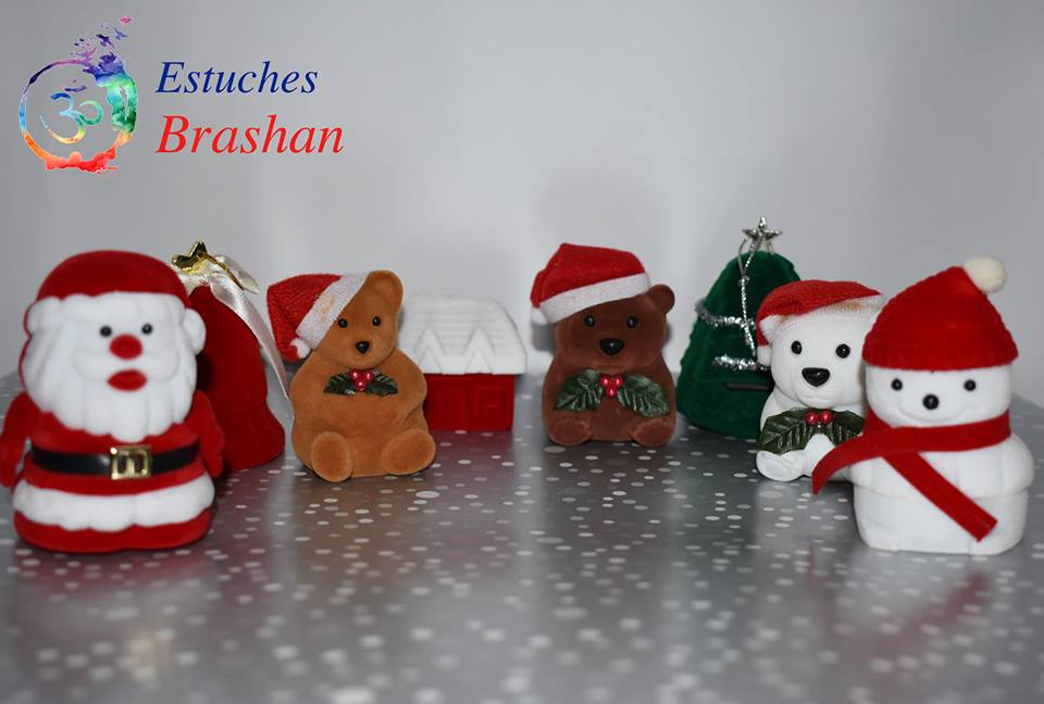 Diversos estuches de terciopelo con temática navideña