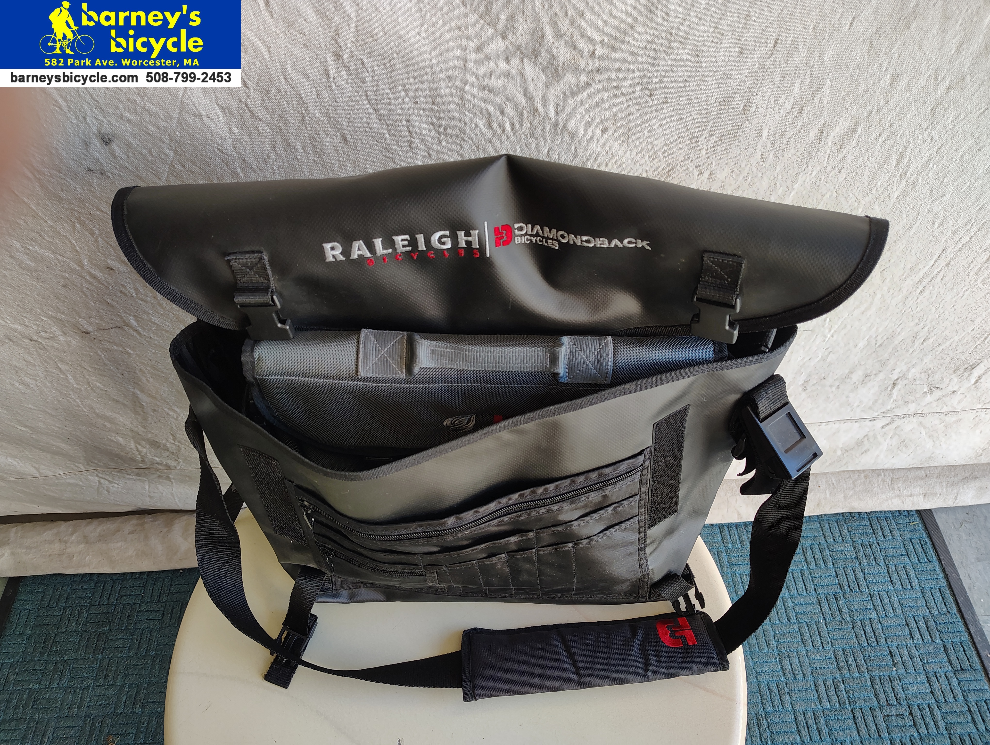 Raleigh/Diamondback Messenger Bag
Large with Removable Internal Computer Bag
 NOS $59.00