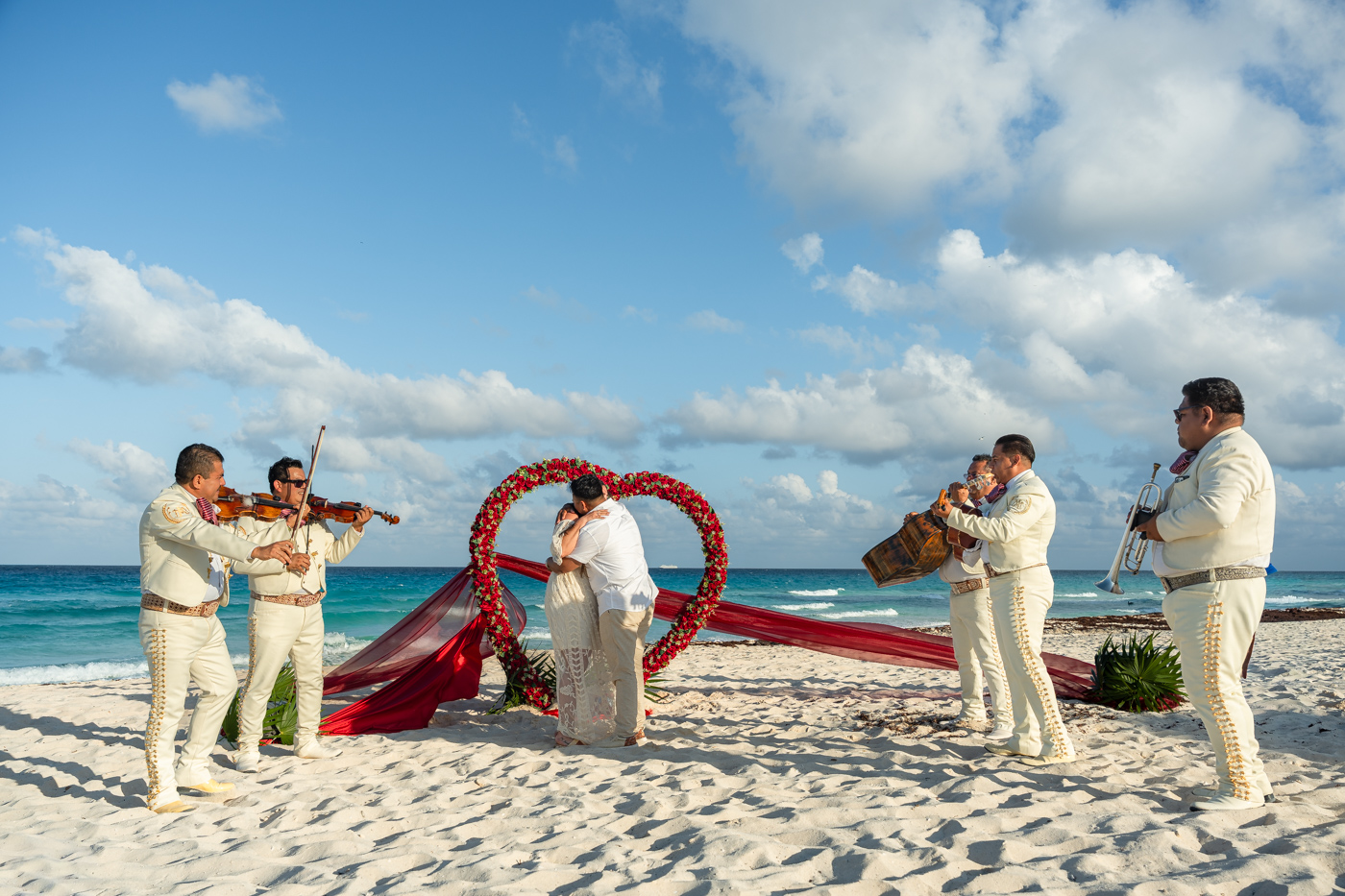 https://0201.nccdn.net/1_2/000/000/11e/bd6/romantic-mariachi-proposal-in-cancu%CC%81n068.jpg