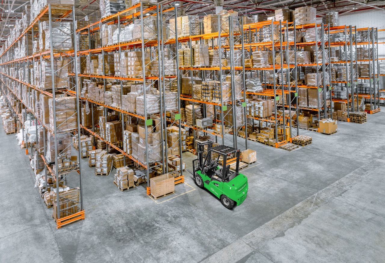 Barco portacontenedores en el puerto con cielo azul y nubes.