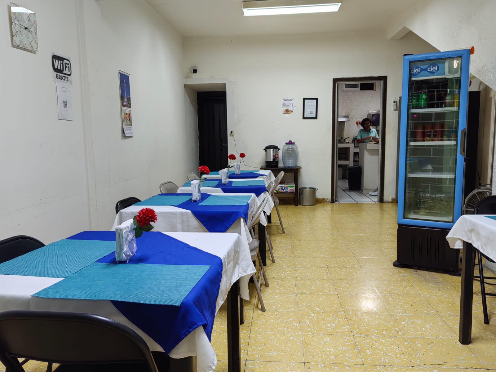 Habitación moderna de hotel con cama grande, decoración elegante, televisor, y ventanales con vista a la ciudad. Habitación moderna de hotel con cama grande, decoración elegante, televisor, y ventanales con vista a la ciudad.