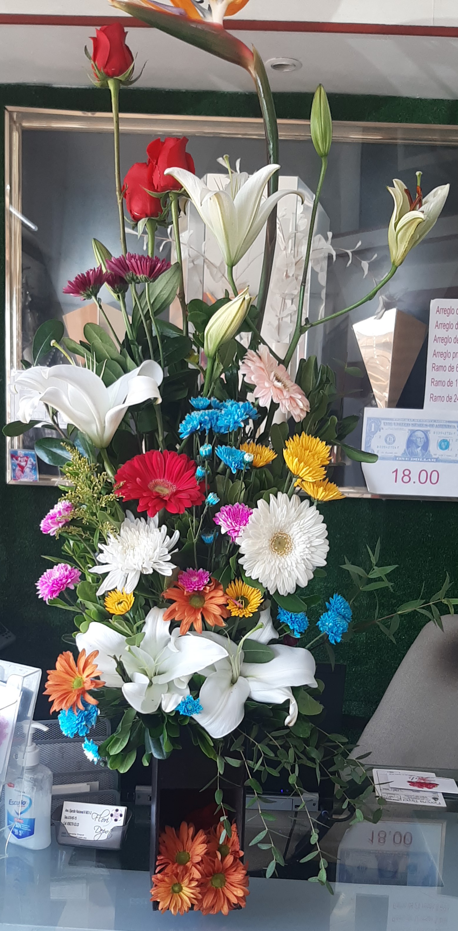 Arreglo A47 con concador, gerberas y rosas. $ 750