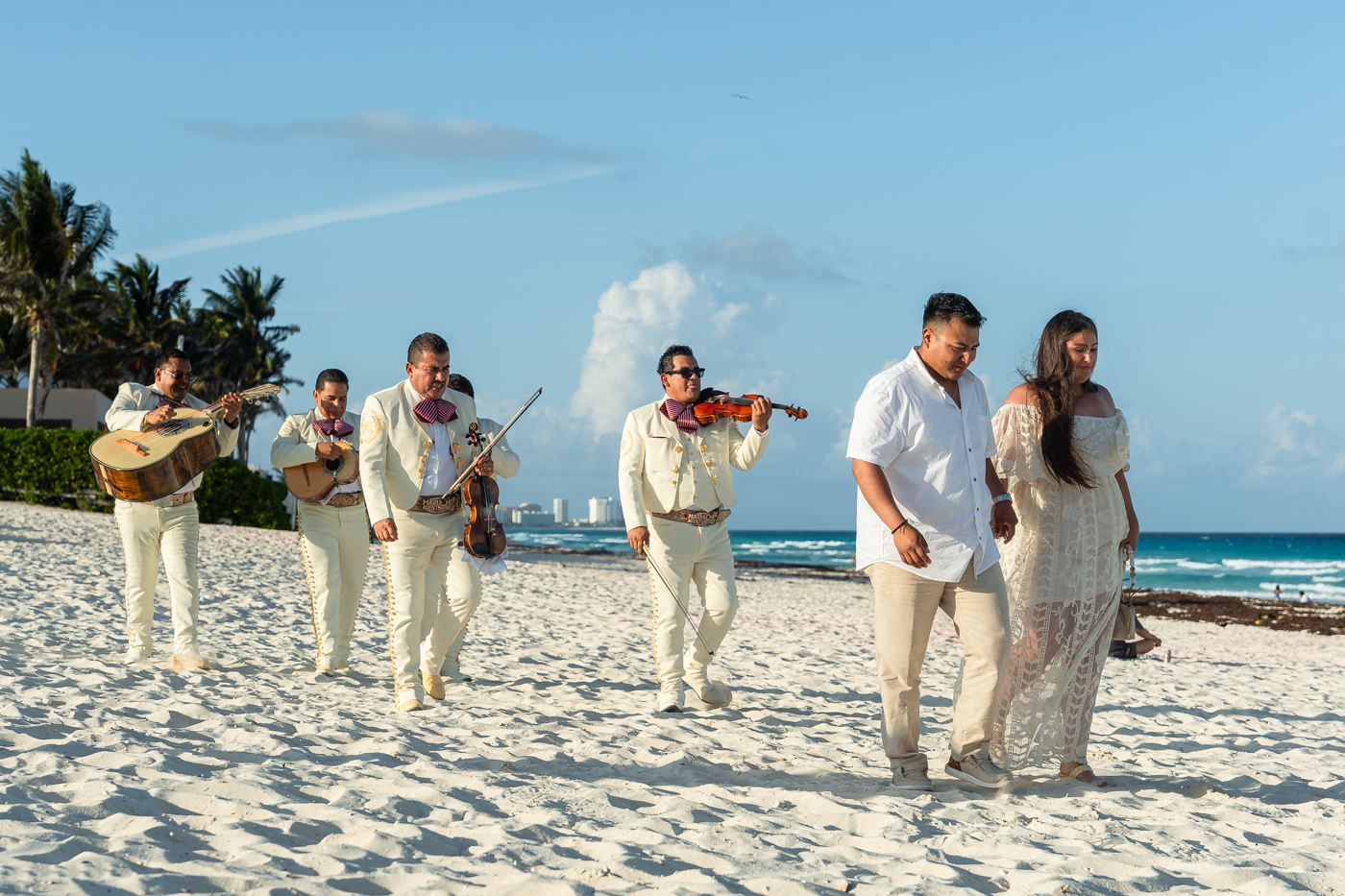 https://0201.nccdn.net/1_2/000/000/11f/e56/romantic-mariachi-proposal-in-cancu%CC%81n061.jpg