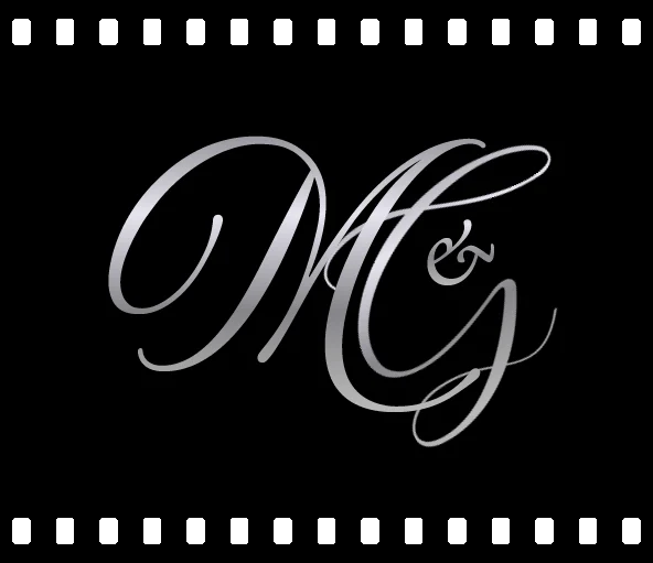 Logotipo elegante con iniciales D y G en caligrafía plateada sobre fondo negro con borde de película