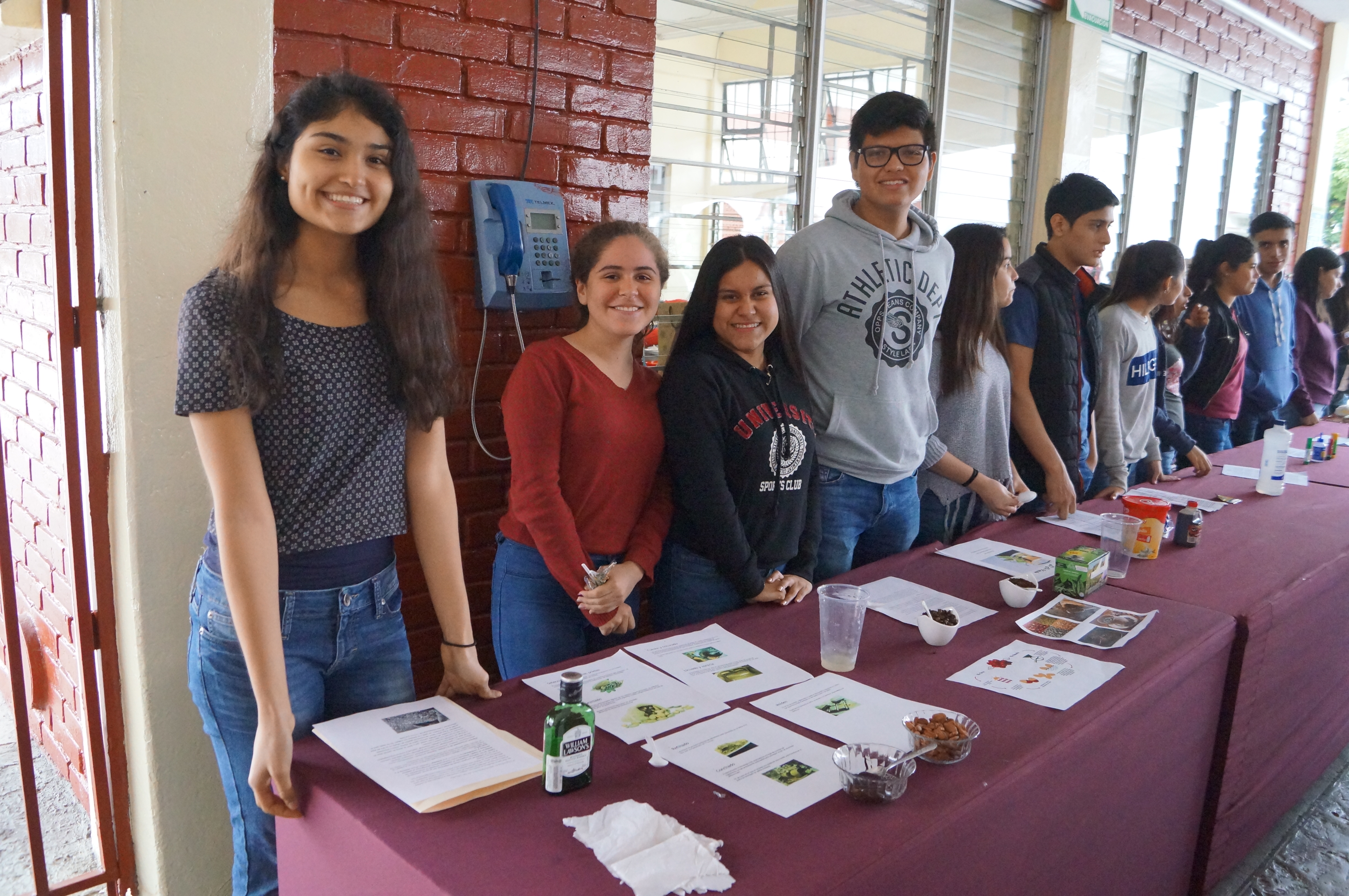 ALUMNOS DE BACHILLERATO EXPONIENDO SOBRE LA APLICACION DE LAS PLANTAS EN LA INDUSTRIA