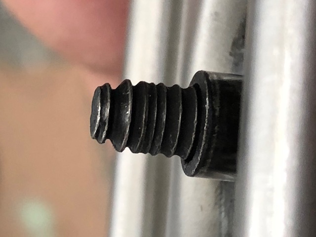 Instalación de pernos en construcción de chasises de
asientos