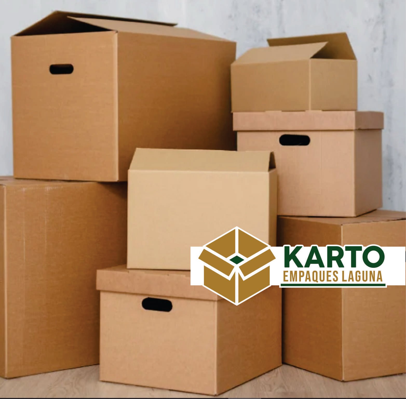 Cajas de cartón apiladas con logo de Karto Empaques Laguna.