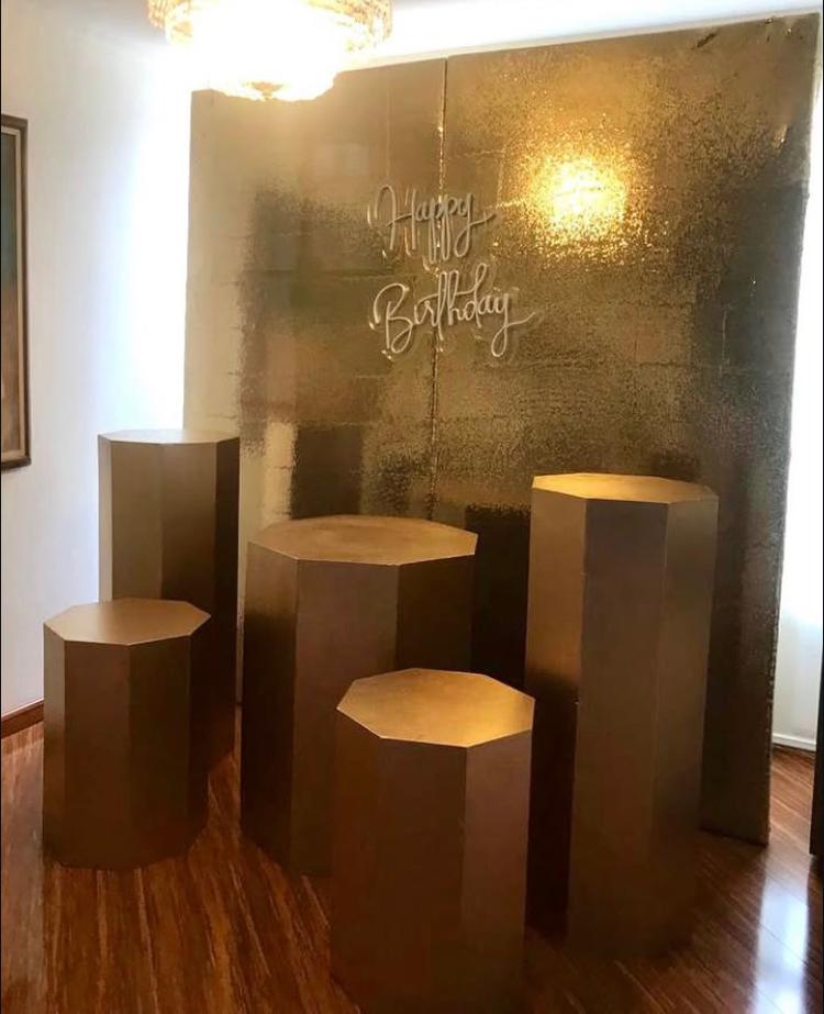 Cada Octagonal dorado
$80.000
Medidas:
PRINCIPAL.60x60 X 80CM DE ALTURA
ALTO:40x40. X 1.02M DE ALTURA
PEQUEÑA: .40x40 X 58CM DE ALTURA