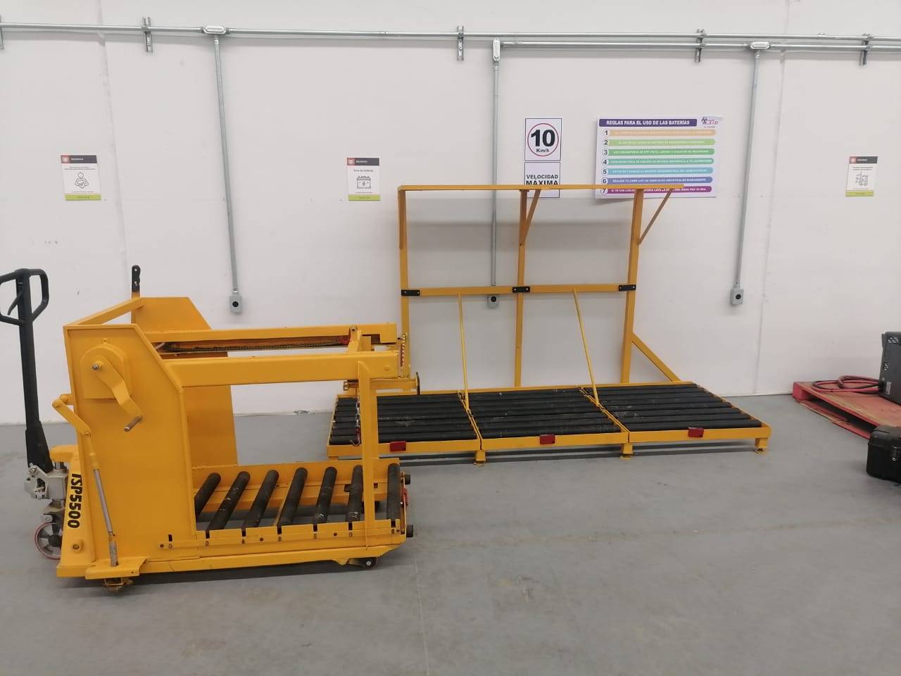 EXTRACTOR Y ESTACIONES DE BATERÍAS DE MONTACARGAS.