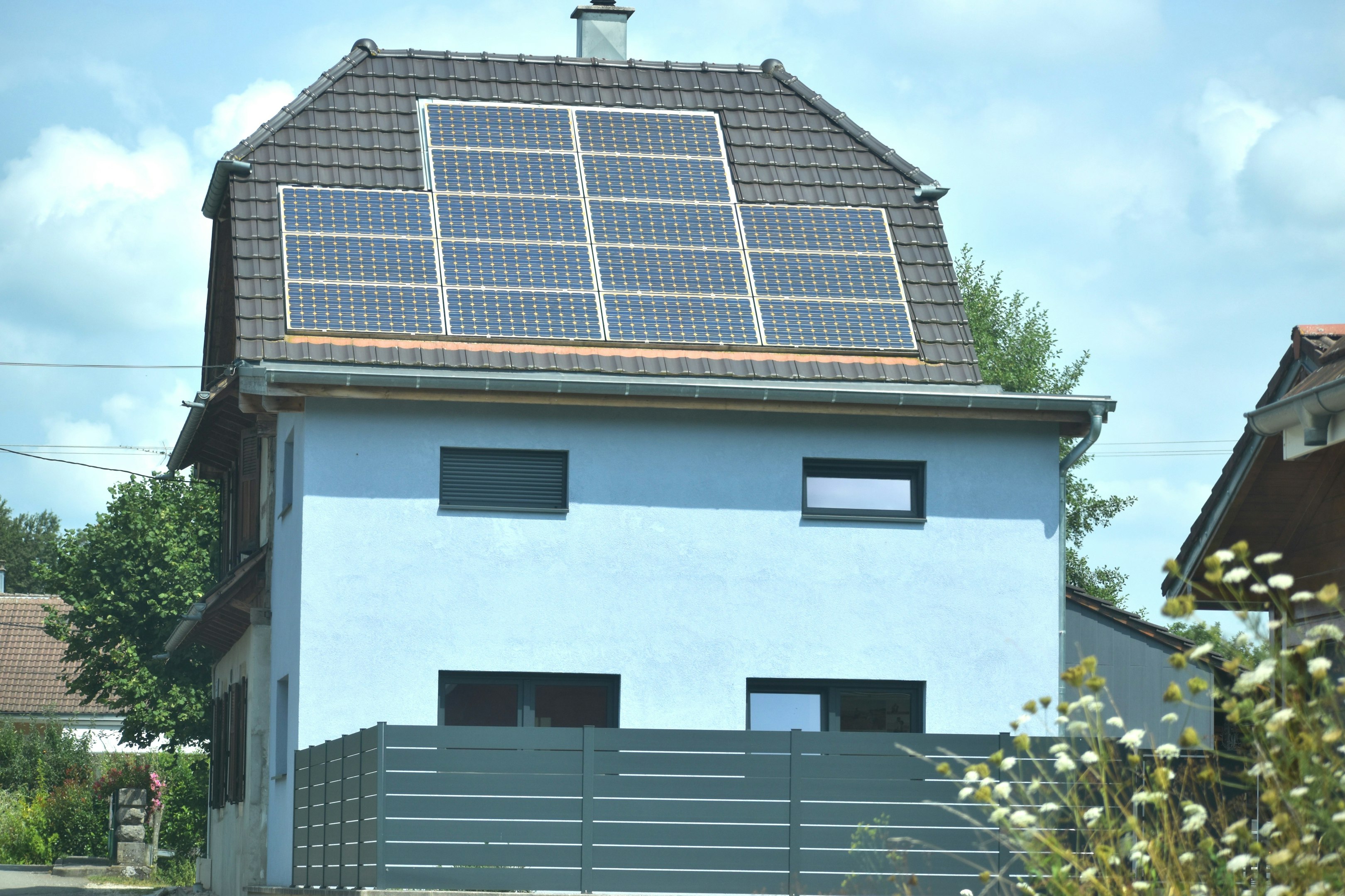Una casa con un panel solar en el techo