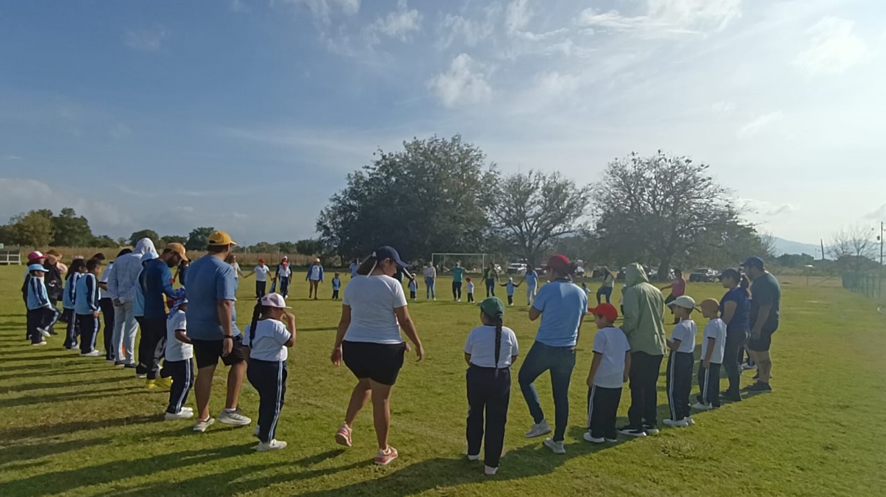 Alumnos realizando sus actividades.