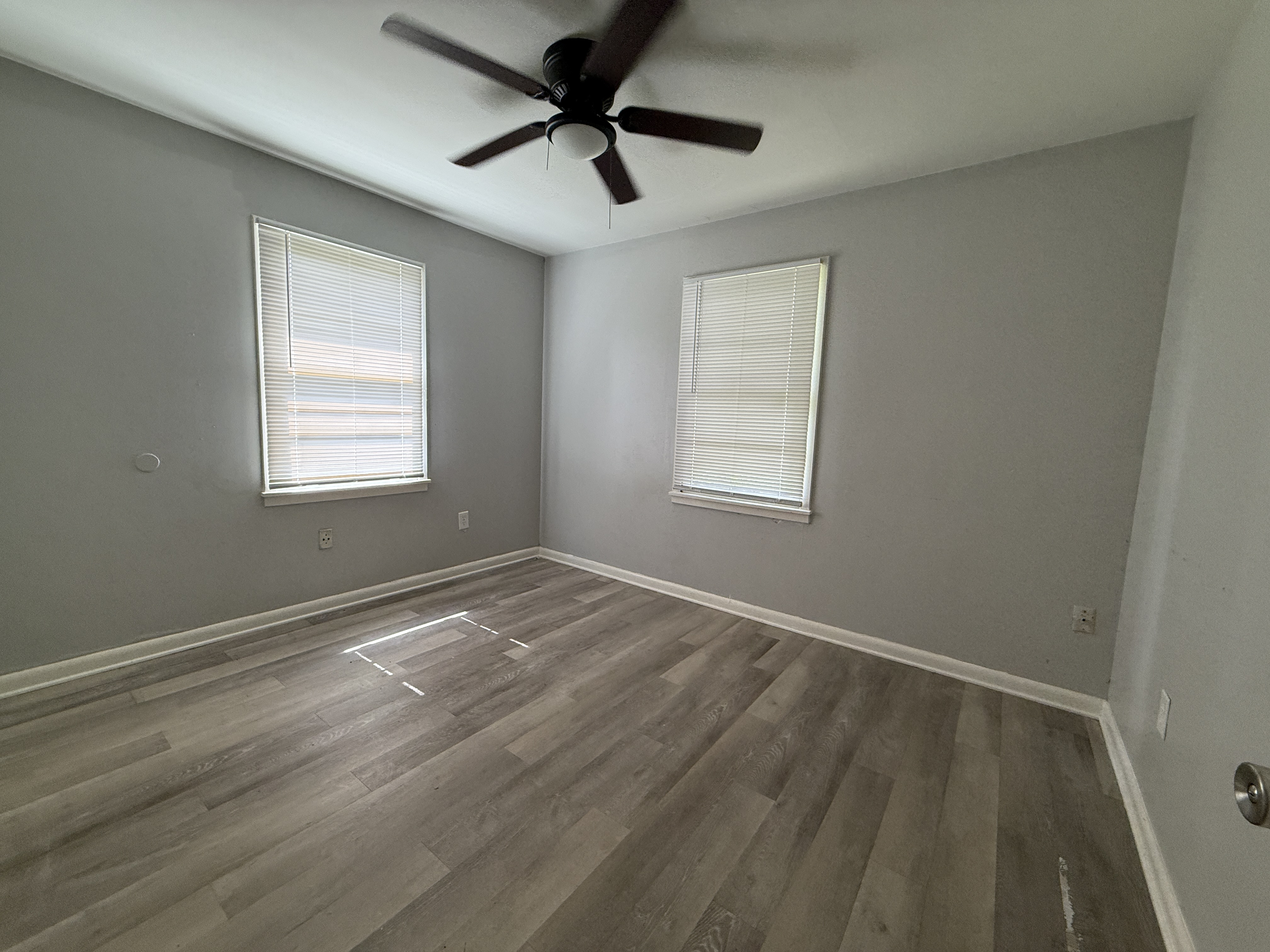 https://0201.nccdn.net/1_2/000/000/122/dc3/bedroom-2--1-.jpg