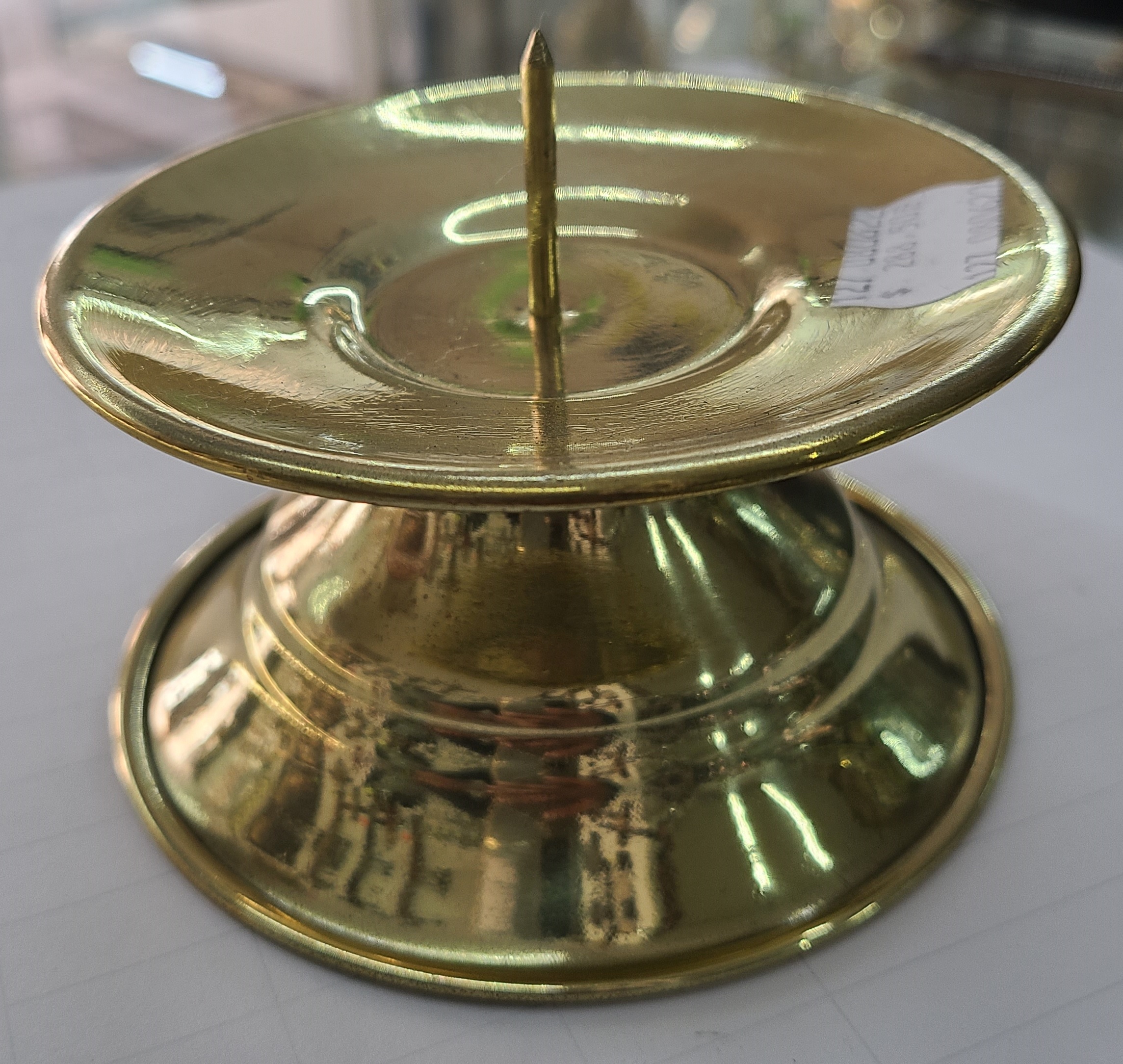 CANDELERO LATÓN BASE DE CLAVO PARA CIRIO 
diametro 10cm

preguntar por existencias.