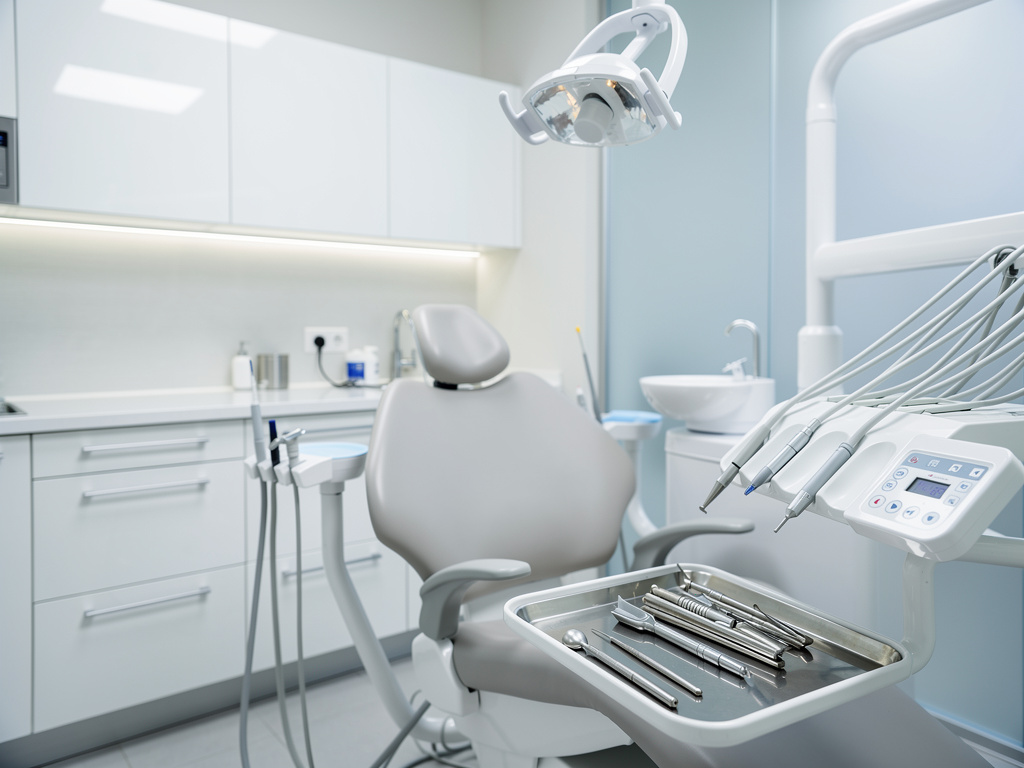 Clínica dental moderna con sillón odontológico, instrumental esterilizado y equipo profesional