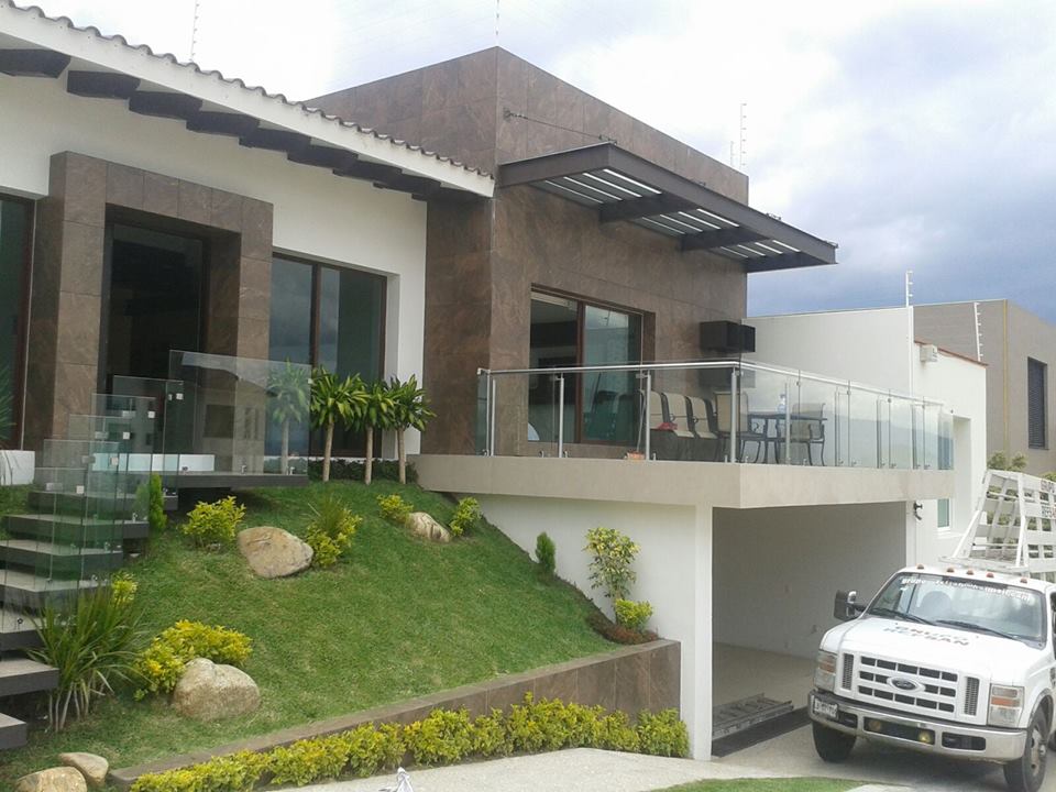 Barandal cristal claro de 9mm con con pasamanos de tubo de acero inoxidable.