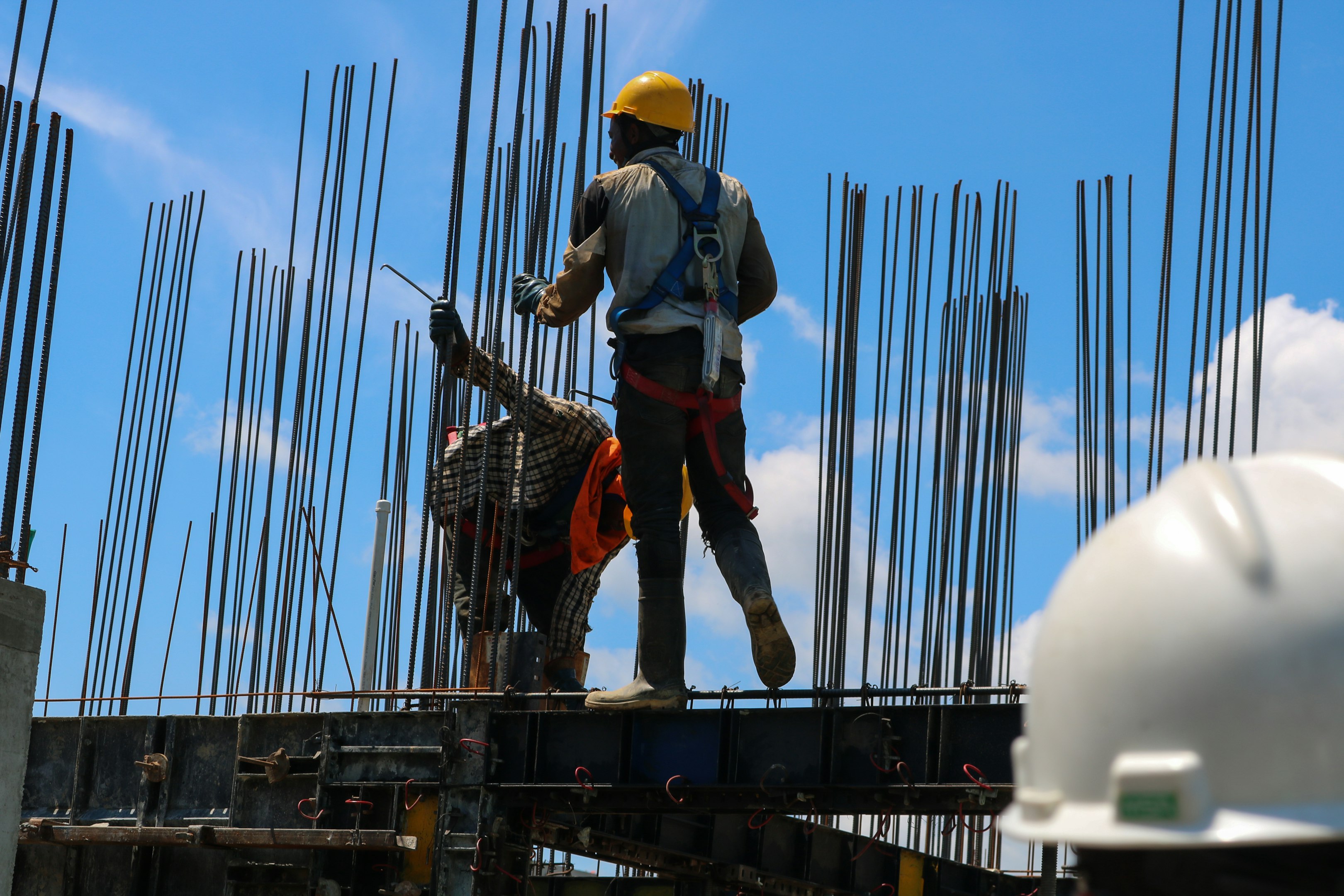 un hombre de pie sobre una estructura metálica