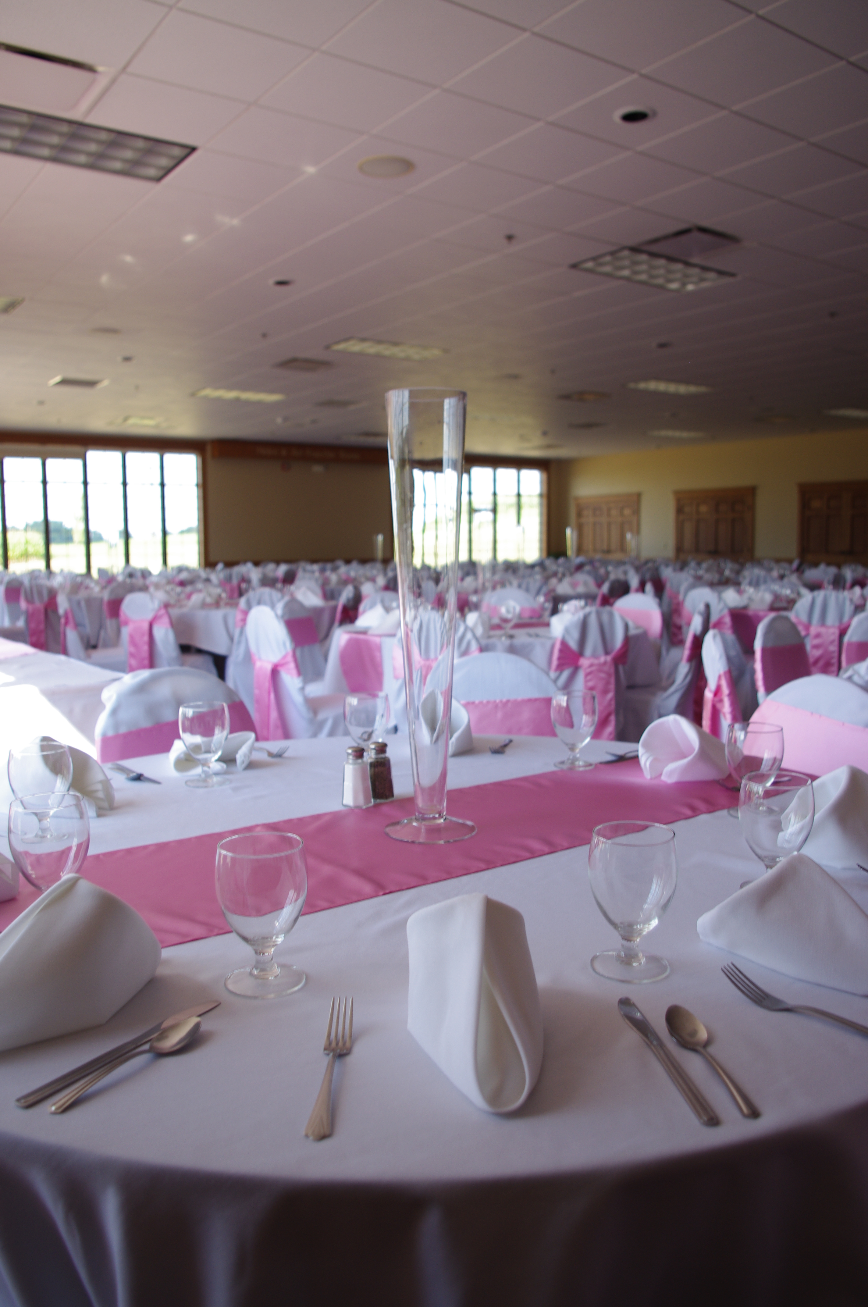 Fruechte Room - reception setting with rose runners