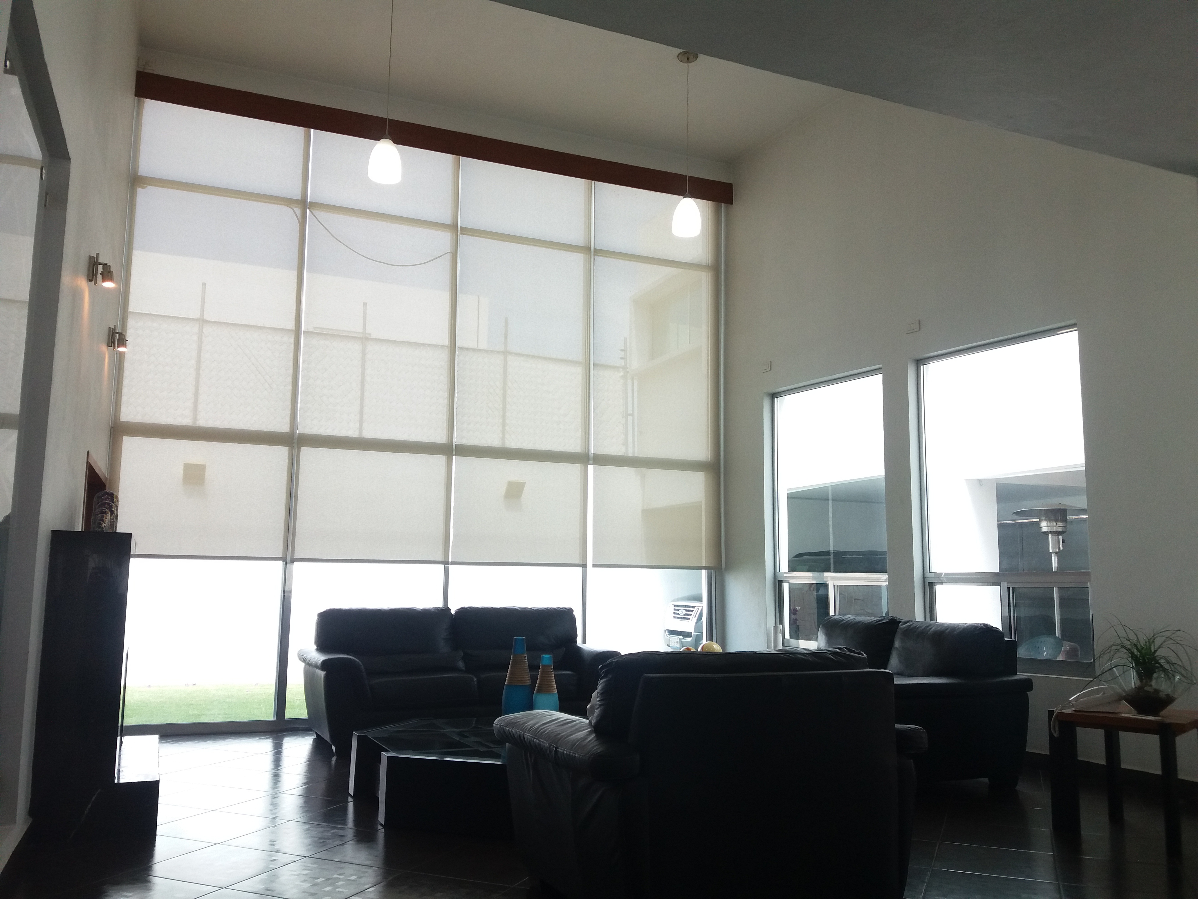 "Con la automatización de luminarias y cortinas, se interactue con comandos escénicos, para que a la llegada de su hogar , viva la experiencia emocional "

