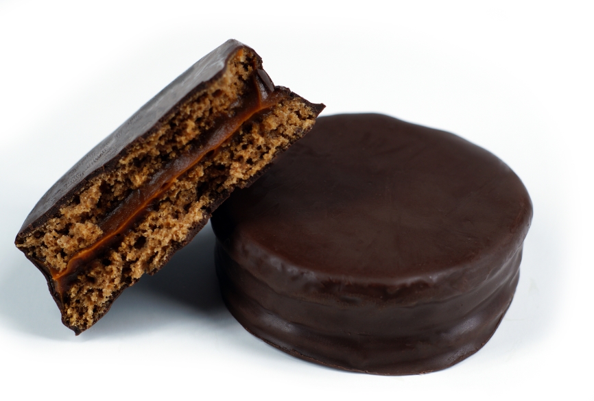 Alfajor con cubierta de chocolate oscuro
