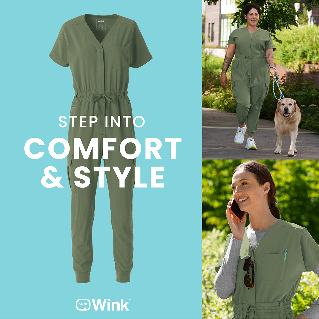 Guardias reales británicos marchando en formación con uniformes rojos y sombreros de piel de oso.