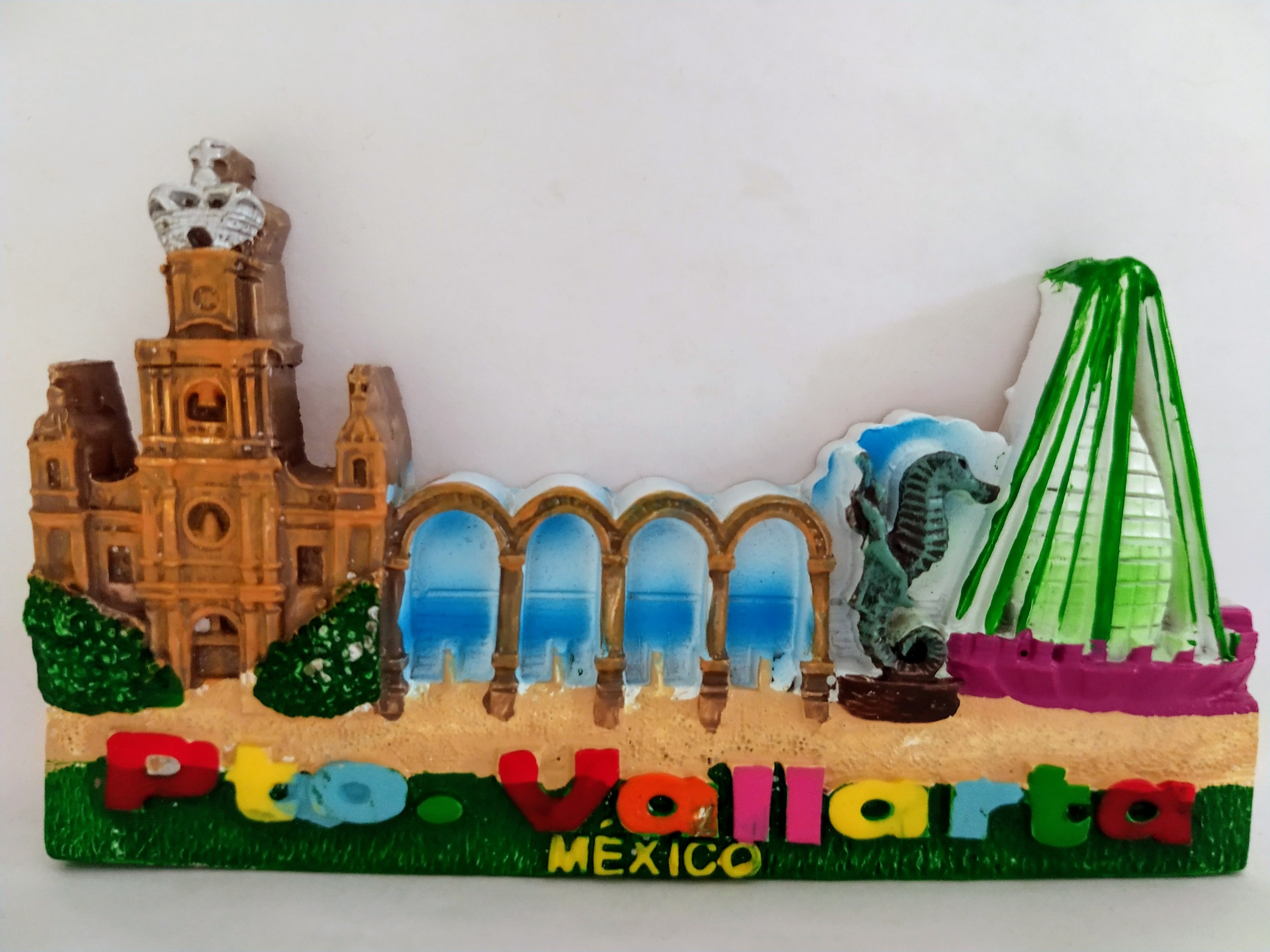 IMÁN DE RESINA 
PUERTO VALLARTA
PINTADO A MANO
10.5cm Ancho
6cm Alto