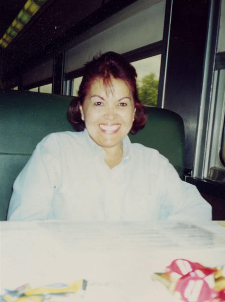 Esta foto fue tomada en el tren que nos llevó de Miami a Nueva York en el año 2000. Mi mamá nunca había viajado en tren y le hacía ilusión. Aquí estaba en el Vagón Restaurante. El viaje duró 27 largas horas. Pero lo disfrutamos mucho. 