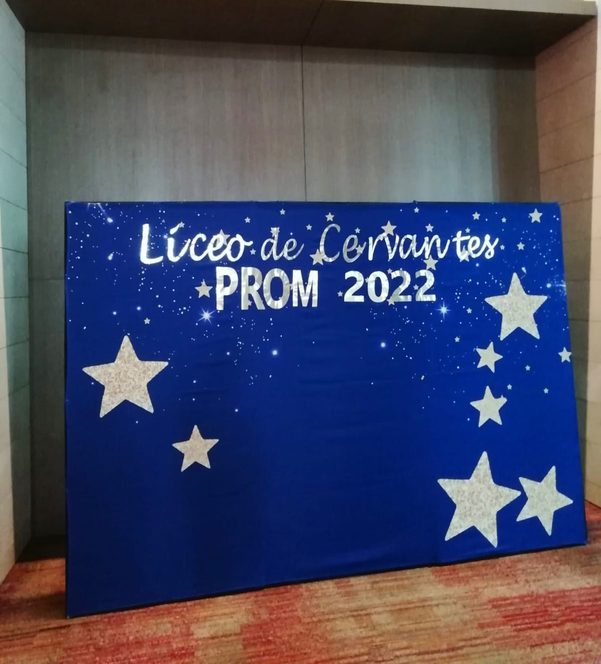 Pared Azul con Estrellas Doradas
Altura 2.20m X 3.12m
$ 280.000
Personalización en Vinilo $120.000
