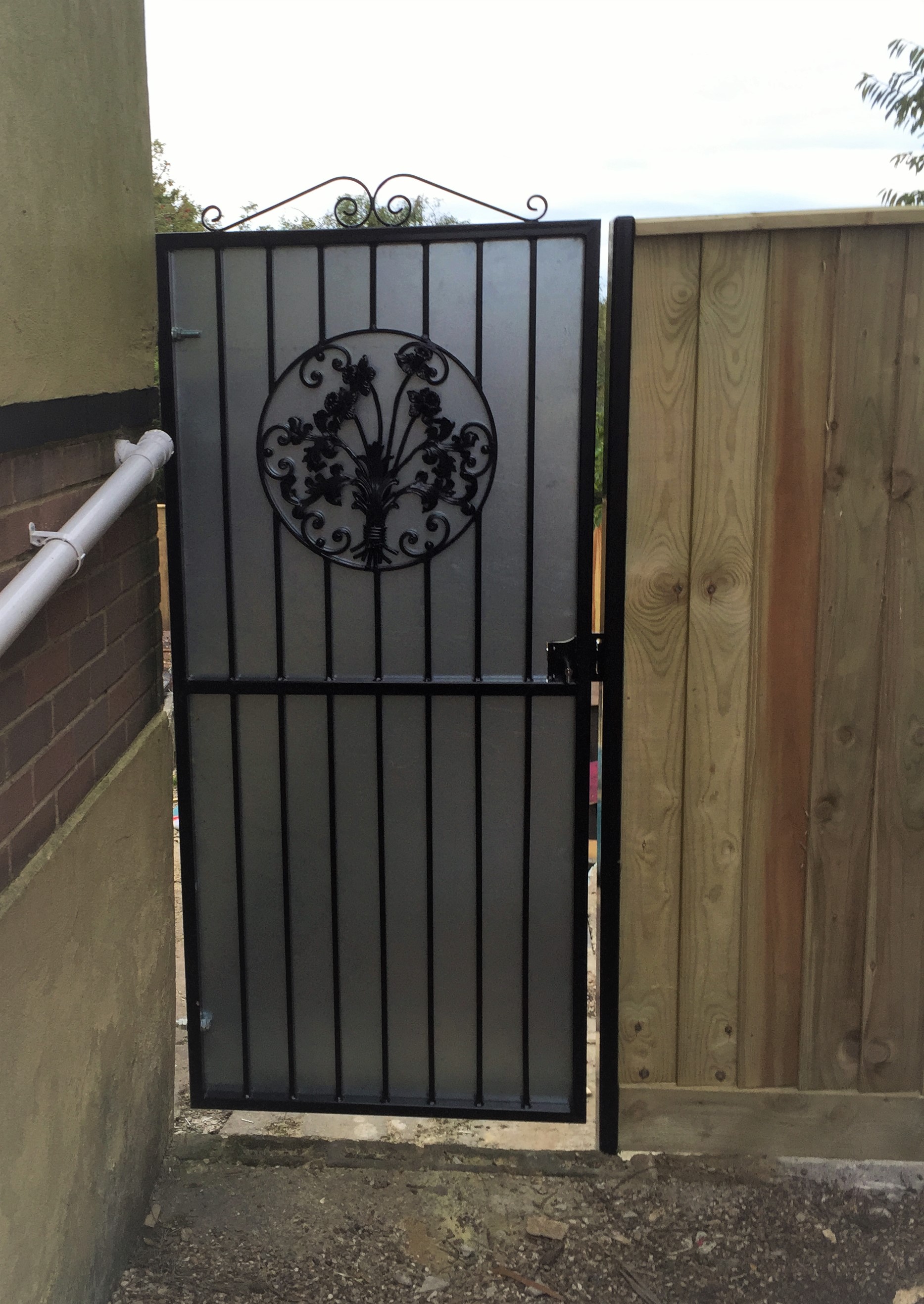 The same gate with a sheet background to block the view of the back garden