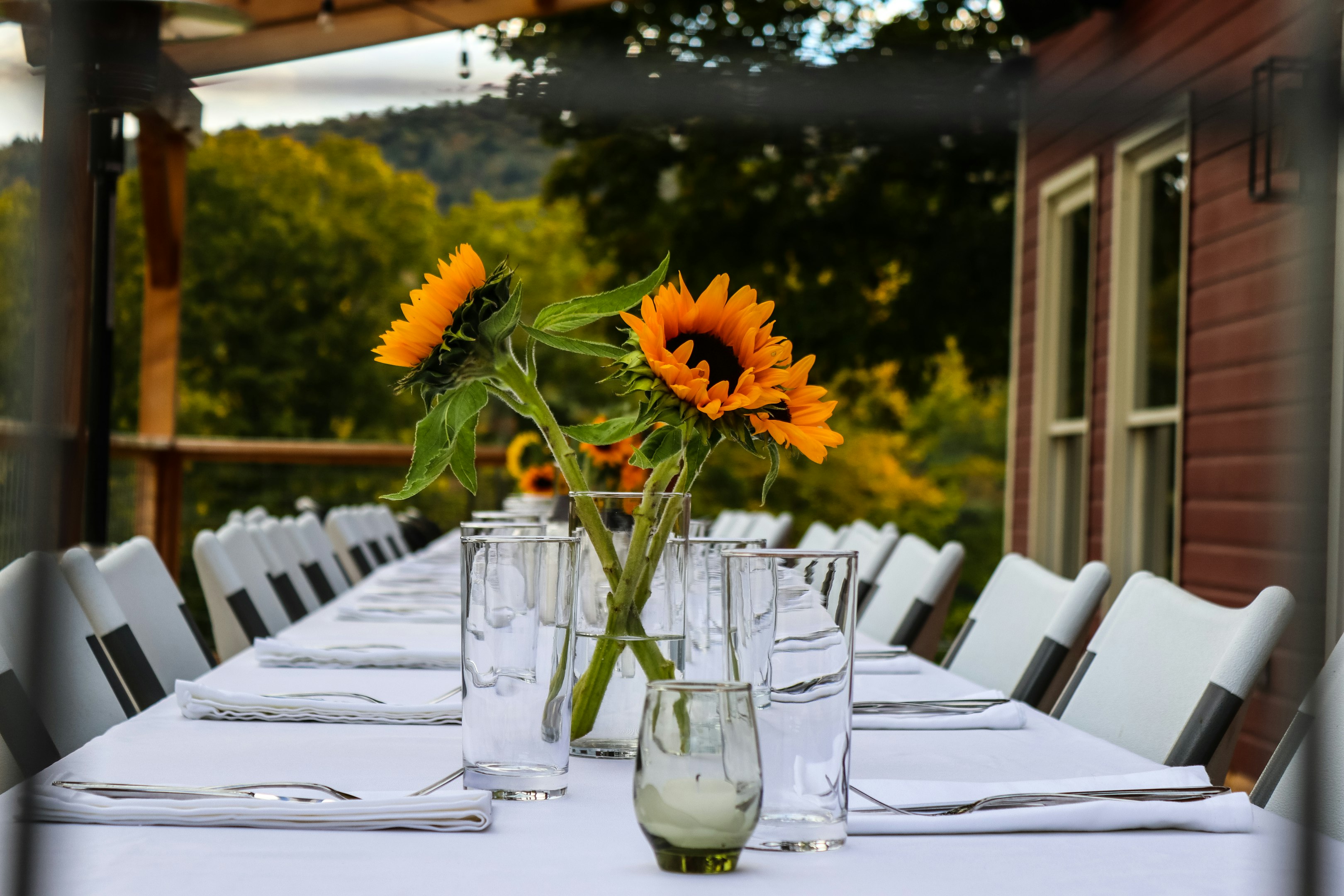 una mesa con un jarrón de flores
