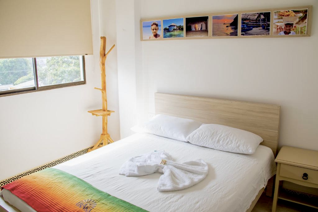 Sala moderna con sillones de mimbre, mesa de café de madera, alfombra con diseño geométrico y plantas decorativas. Sala moderna con sillones de mimbre, mesa de café de madera, alfombra con diseño geométrico y plantas decorativas.