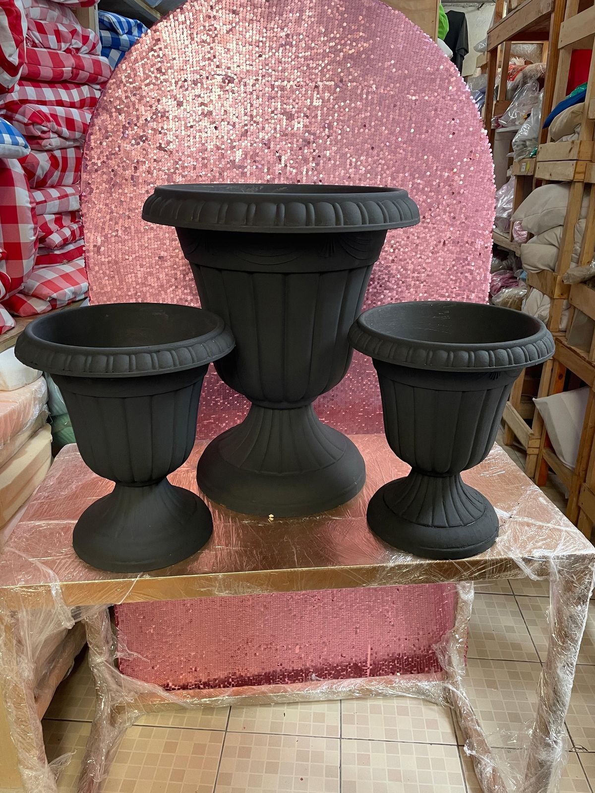 Florero Imperial # 1 Negro
Medidas 29 cm de Altura 
22 cm de Diámetro 
$ 20.000 
Florero Imperial # 2 Negro
30 Diametro-40cm Alto
$ 25.000 