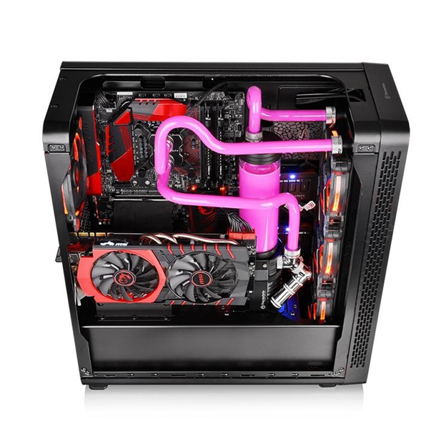PC de escritorio personalizada con sistema de enfriamiento líquido rosa y tarjeta gráfica MSI.