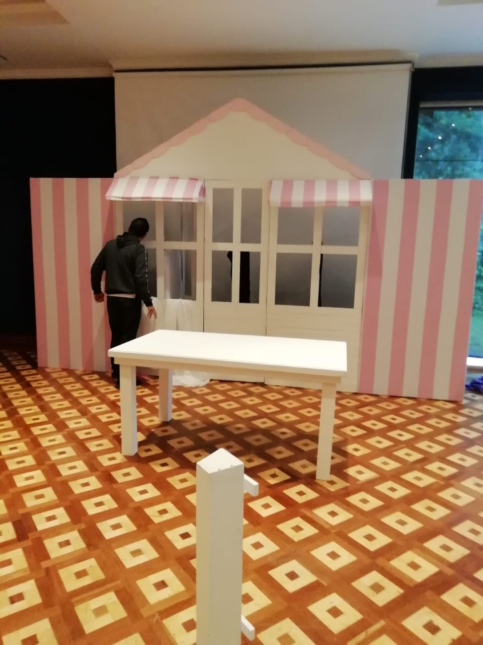 Ventanas
Color blanco
3 metro alto X 2.73 M,+
2 MODULO DE PARED 2.08m Ancho