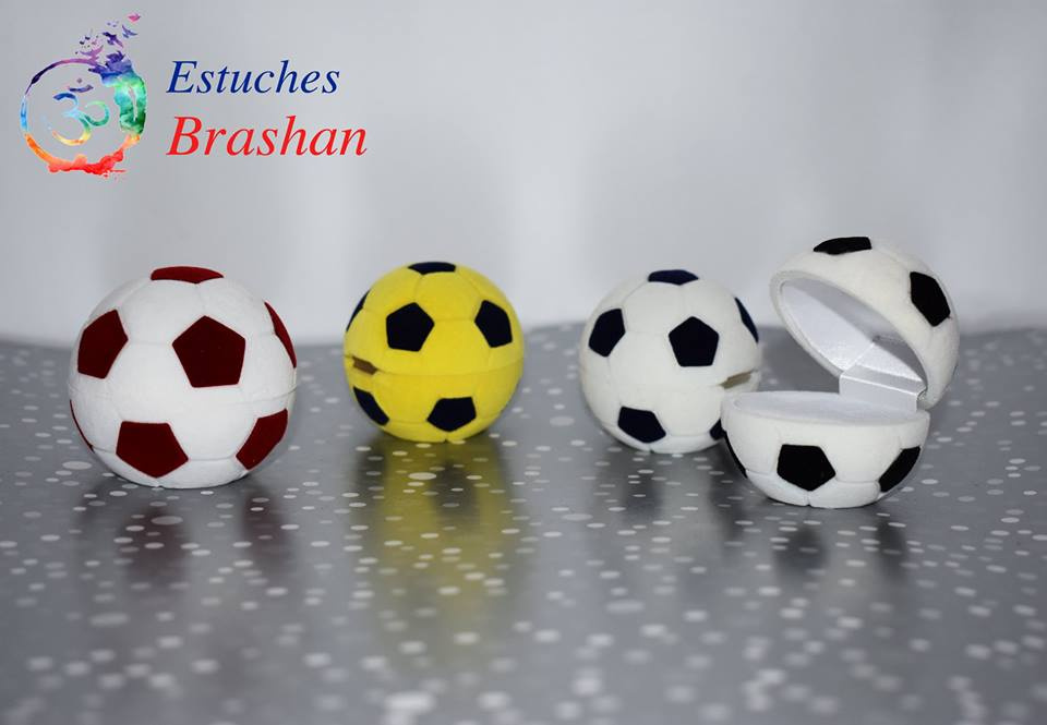 Variedad de estuches de terciopelo con forma de balón en diferentes colores