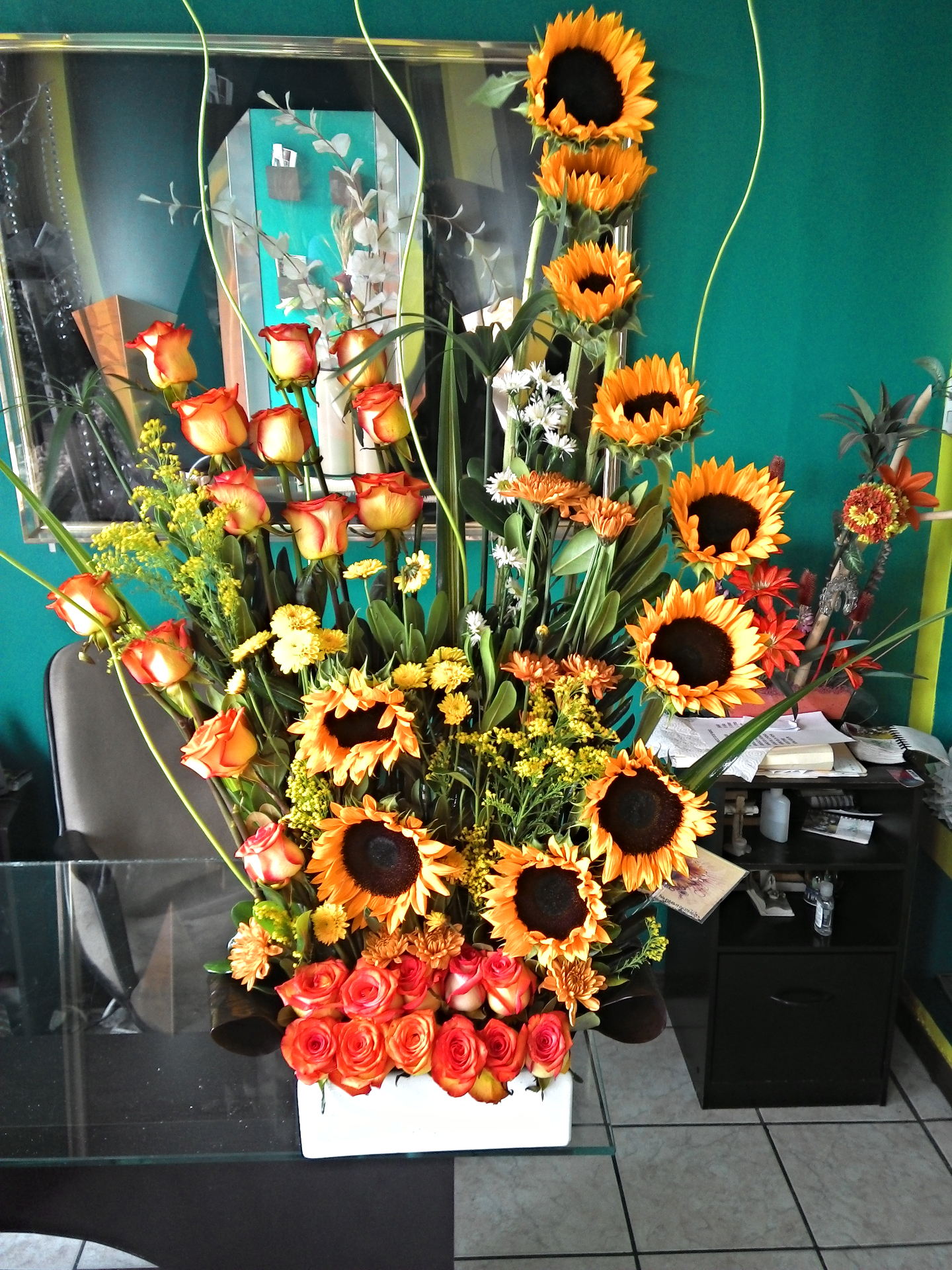 Arreglo A35 con 24 rosas y 10 girasoles.
$ 1300