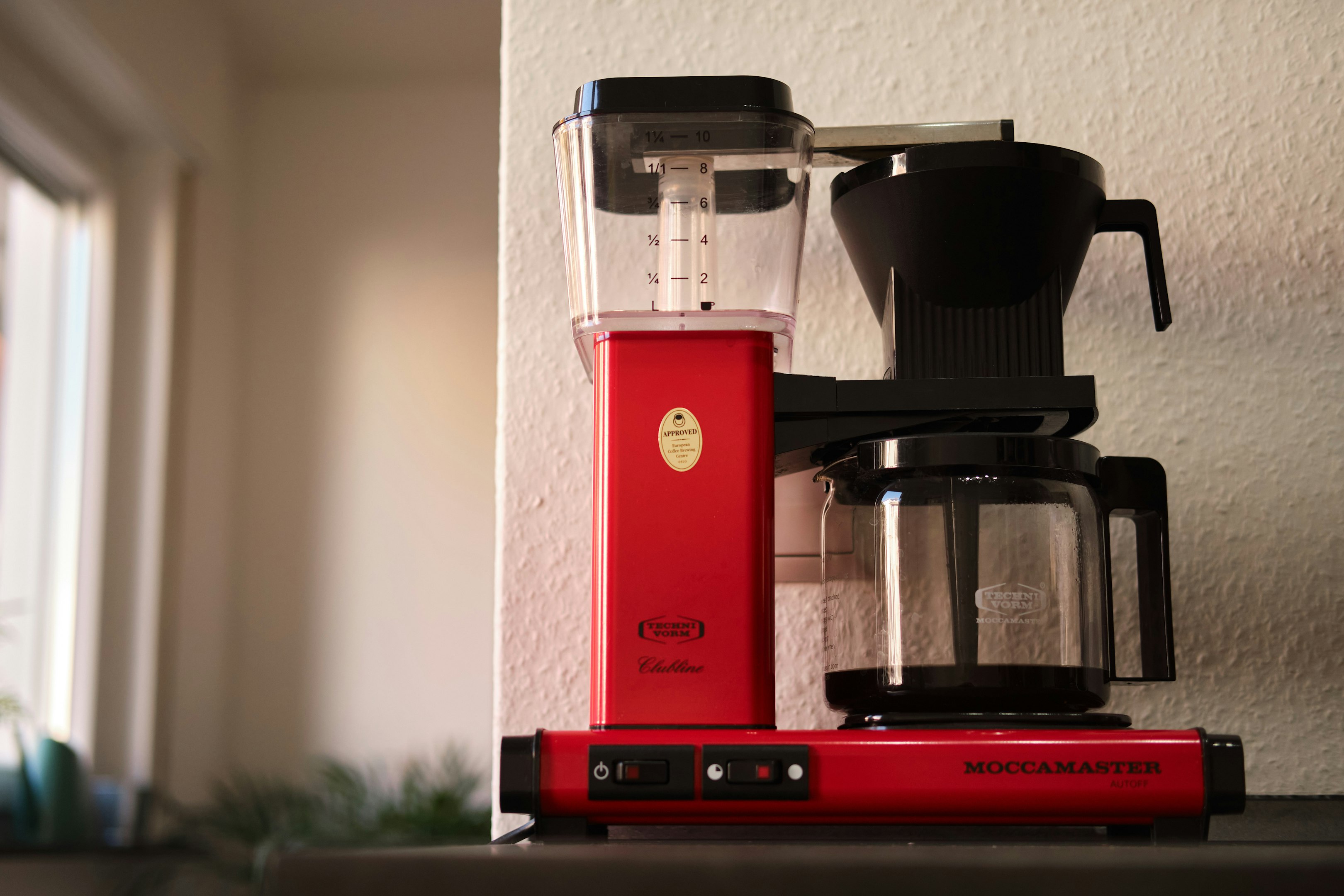cafetera roja y negra